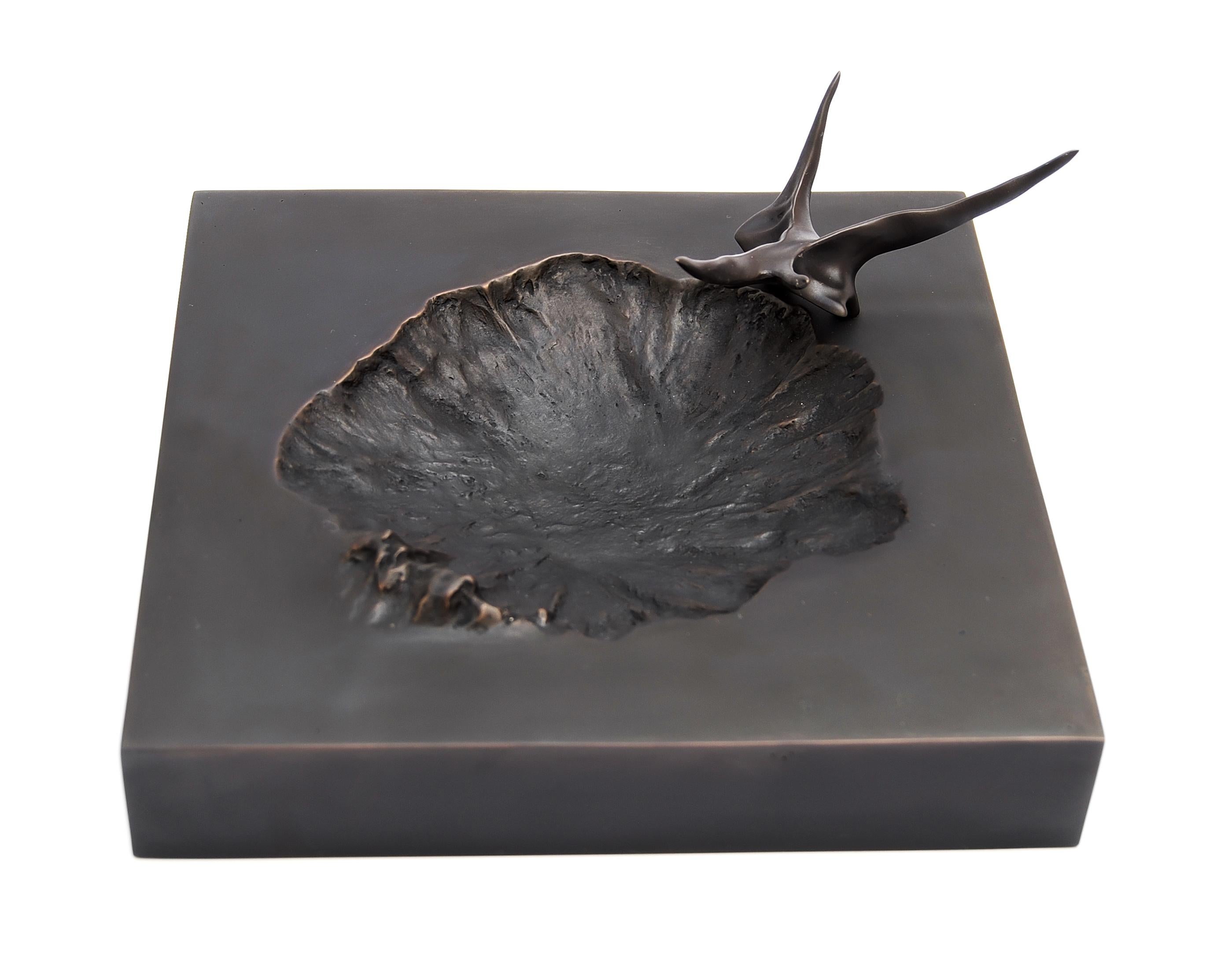 Morrison bowl by Fakasaka Design
Dimensions: W 19.5 cm D 19.5 cm H 3.5cm.
Materials: dark bronze.

MORRISON BOWL / ASHTRAY / CENTERPIECE / CANDLE HOLDER / CARD HOLDER

 FAKASAKA is a design company focused on production of high-end furniture,