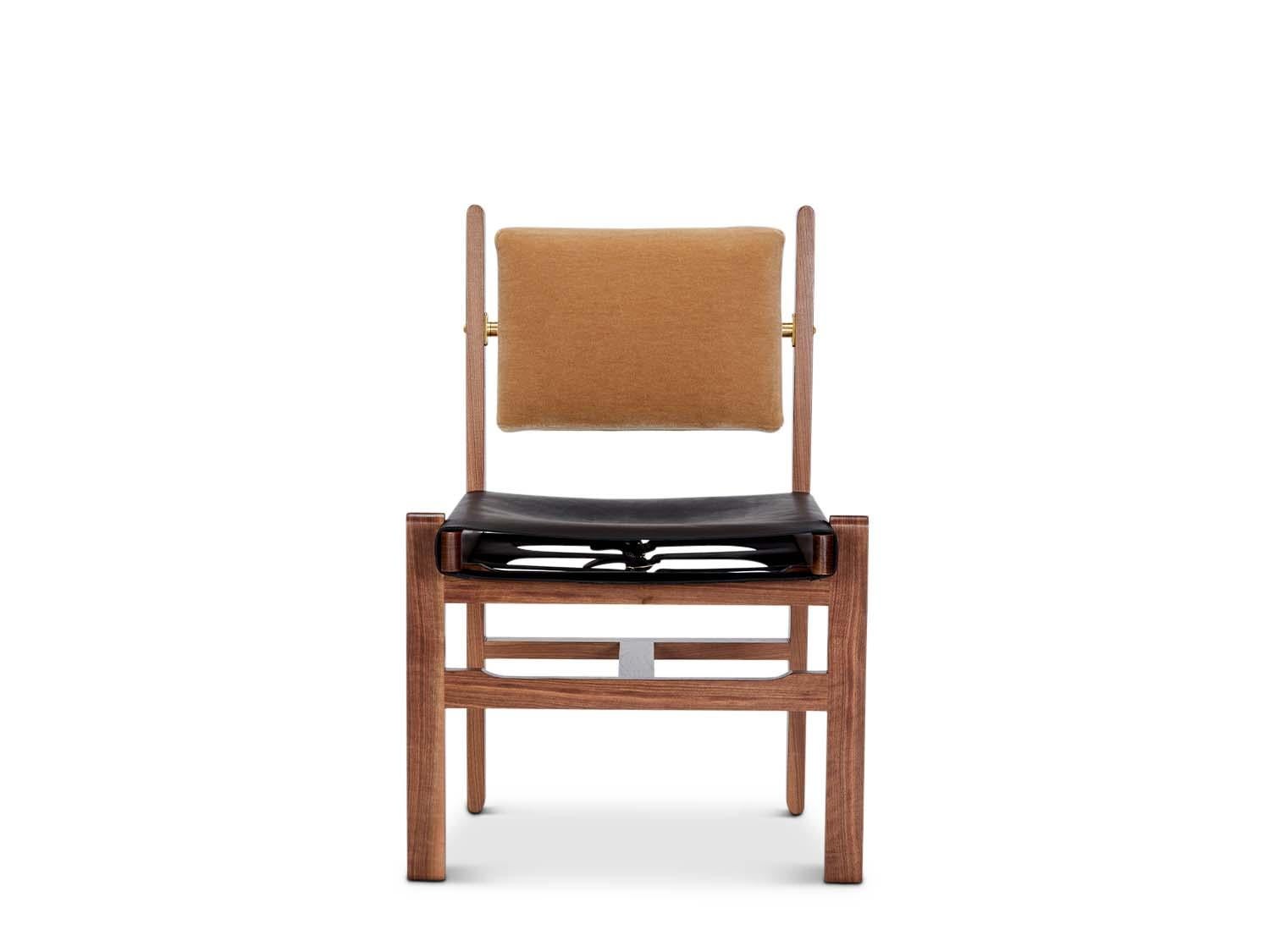La chaise d'appoint Morro Dining est fabriquée à partir d'un cadre en noyer américain ou en chêne blanc massif et comporte un coussin de dossier rembourré et une assise en cuir en bandoulière.

La collection Lawson-Fenning est conçue et fabriquée à