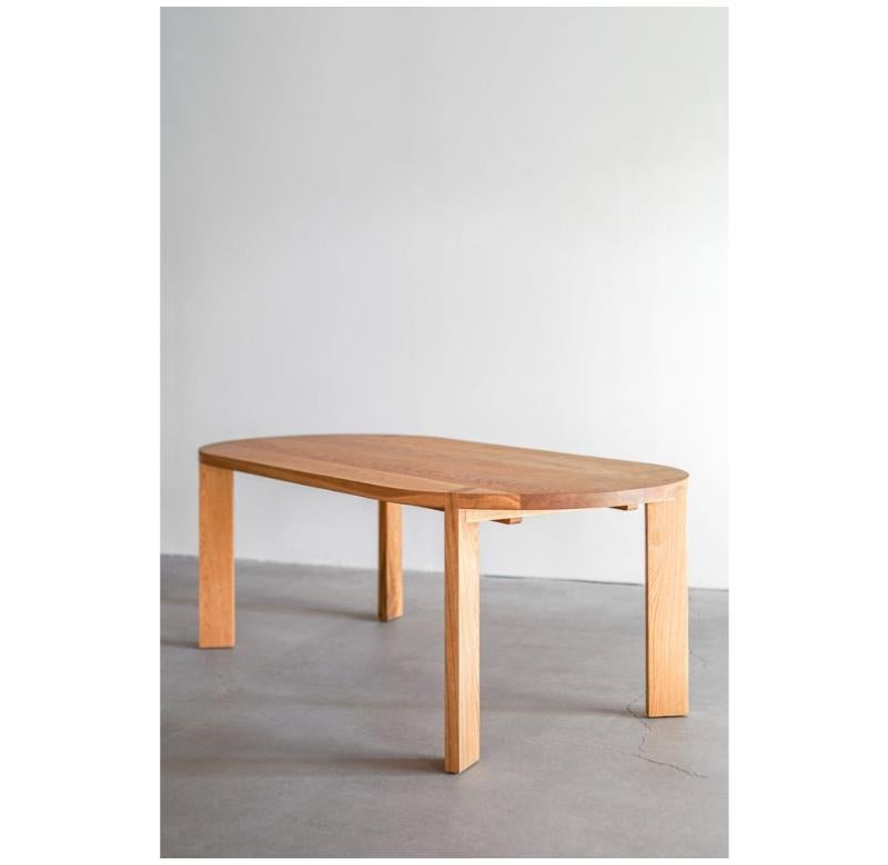 Cette table de salle à manger est fabriquée sur mesure à Los Angeles. Le plateau en bois massif est assemblé et coupé sur mesure. La base en bois massif est ajustée et jointe au plateau.

Chêne
Finition à l'huile de cire dure

Pour tous les meubles,