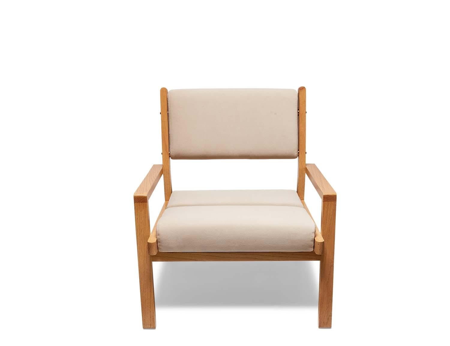 The Morro lounge chair has a solid wood frame with brass spacers and attached tufted cushions. It’s a comfortable chair with a slightly canted back and a pitched seat.

 