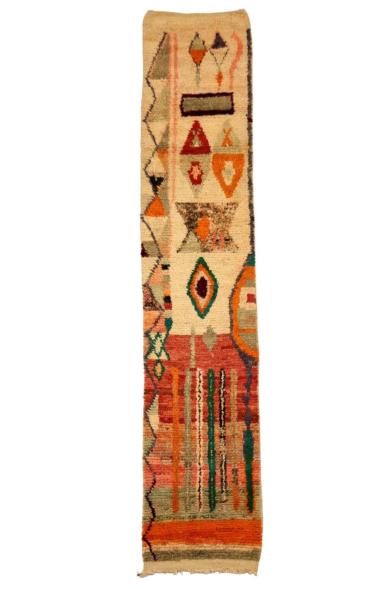 Boujaad runner comes from the El Haouz region in the Middle Atlas in Morocco. There is no modern weaving equipment, carpets are made manually by very talented ladies artists in the same way as several centuries ago. The main feature of Boujaad is