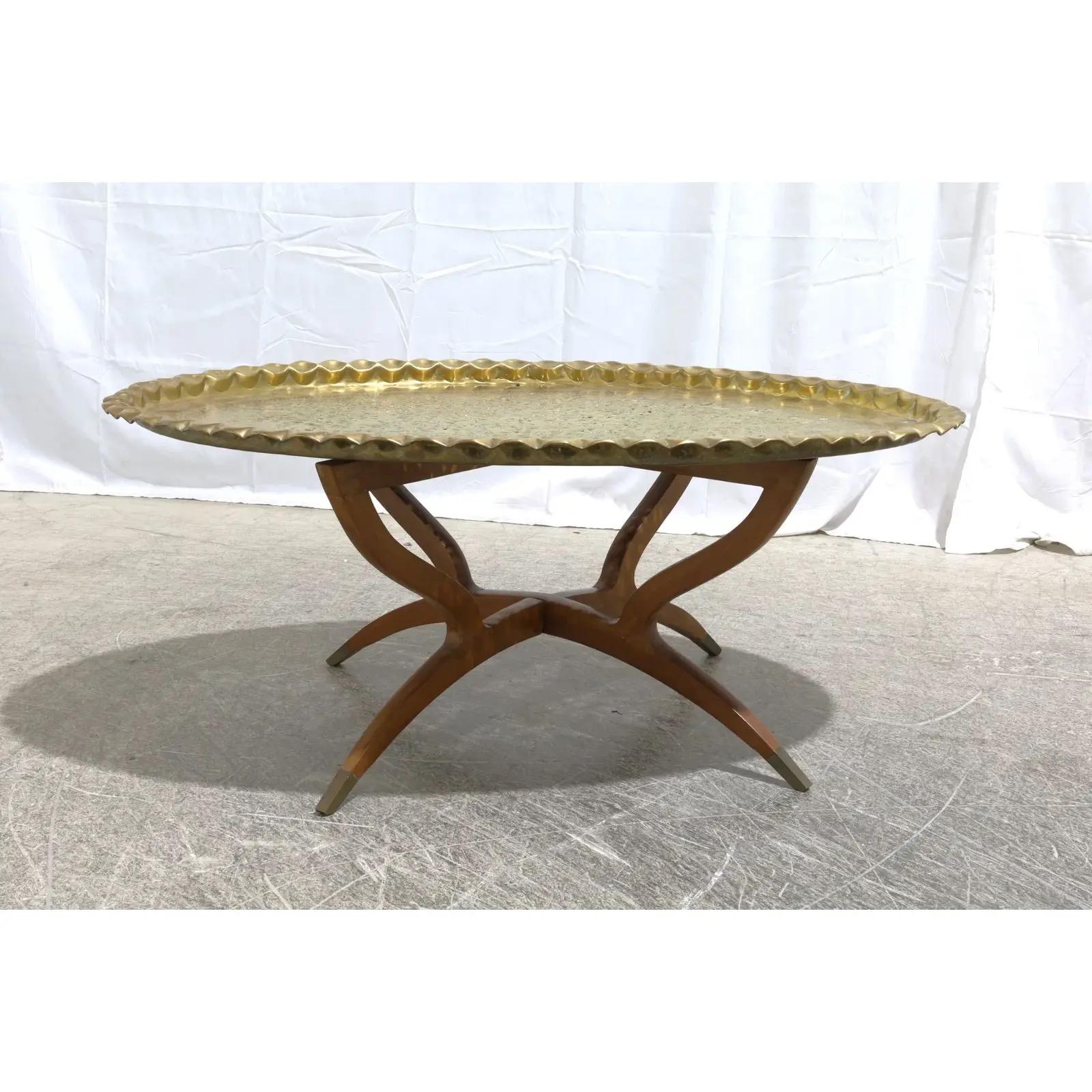 Marokkanisches Messing Tablett Couchtisch auf Mid-Century Style Basis (Moderne der Mitte des Jahrhunderts) im Angebot