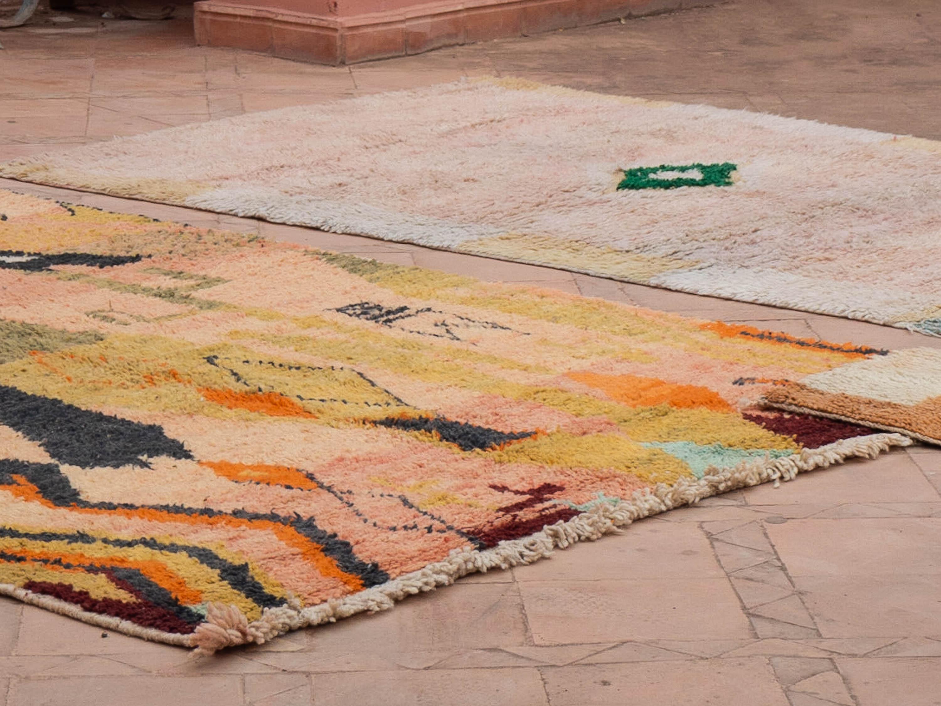 Morrocan Mehrfarbiger Boujaad-Teppich, Berberteppich im böhmischen Stammesstil, auf Lager (Handgefertigt) im Angebot