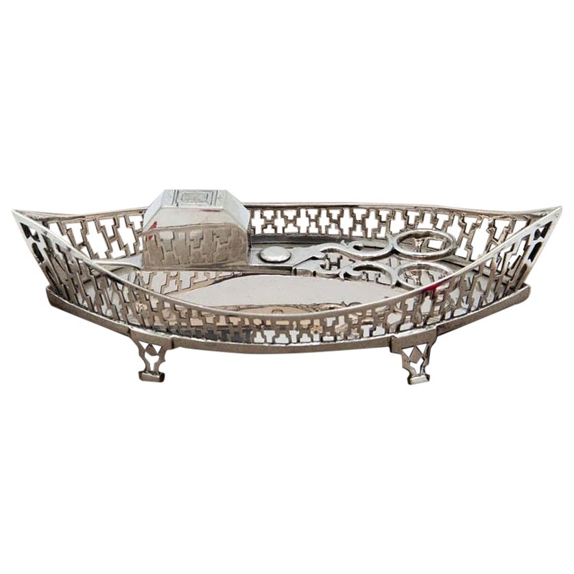 Morrões tray 
scissors w/ a grid in the shape of a ship 
scissors w/ cutouts