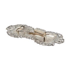 Morrões tray 
scissors w/ cut-out 
embossed florals on 4 ball feet