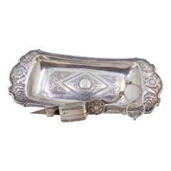 Morrões tray
scissors w/ floral reliefs, beaded edge
4 ball feet Antique Morrões tray
scissors w/ floral reliefs, beaded edge
4 ball feet