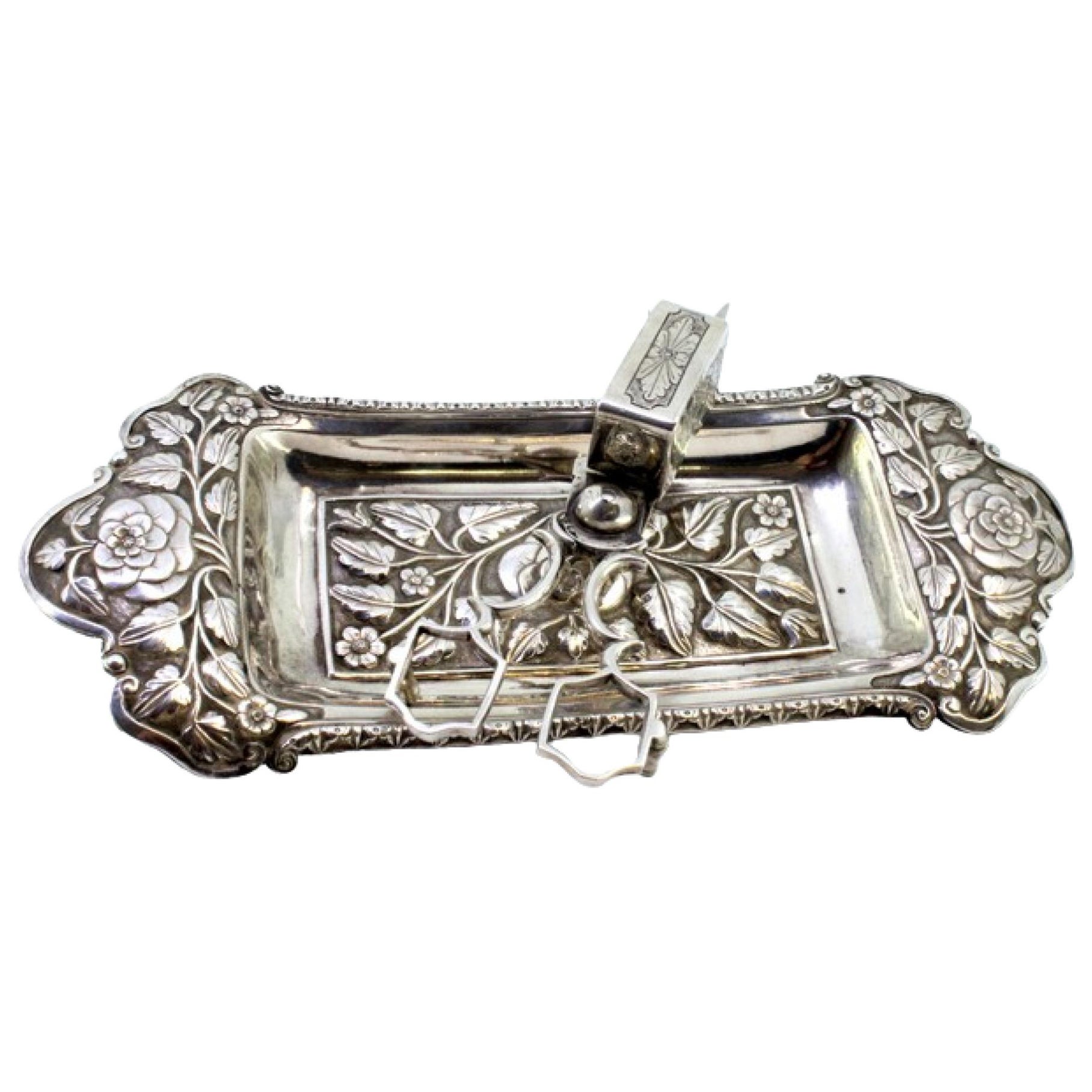 Morrões tray 
scissors w/ raised floral motifs 
4 claw feet