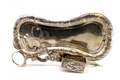 Morrões tray & scissors w/ revealed floral motifs & 4 round feet