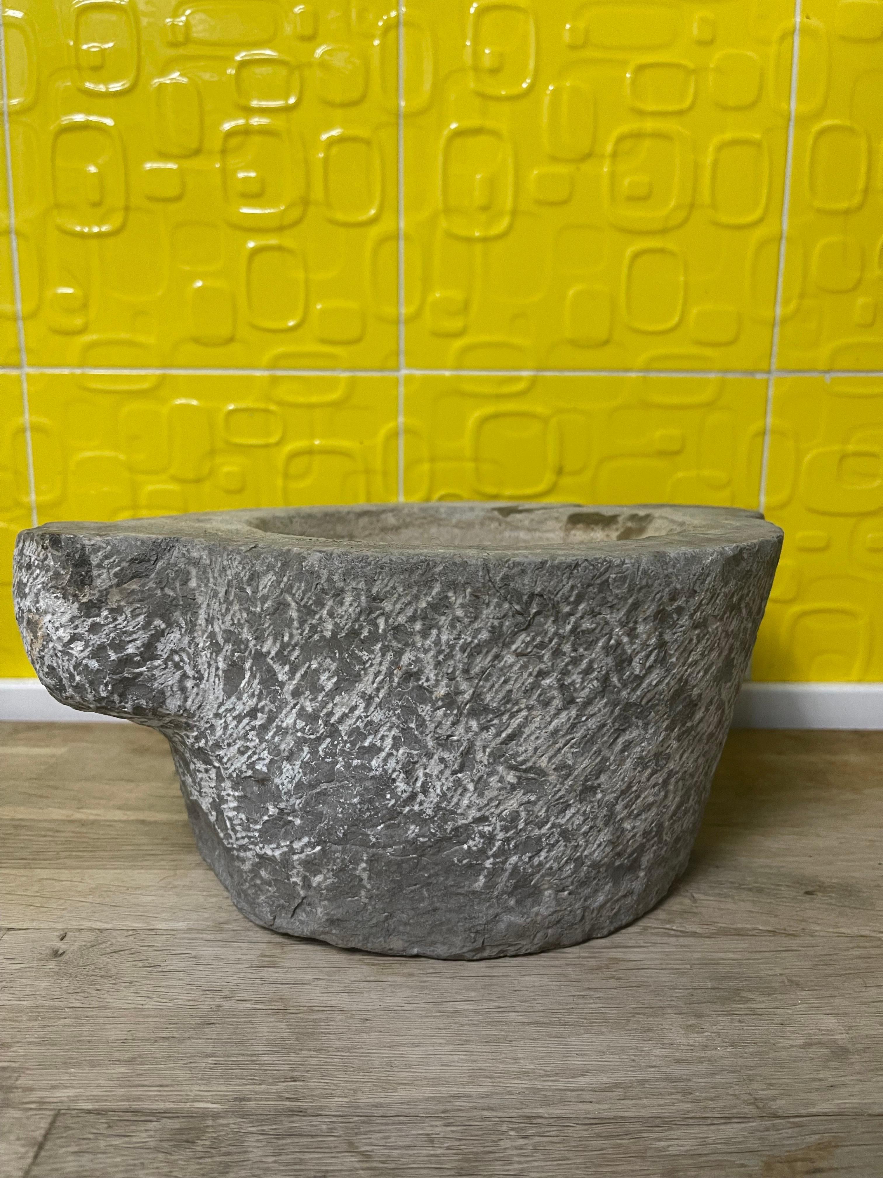 Round hand-carved Italian gray marble pesto mortar from the 19th century In Good Condition For Sale In Palermo, Sicily