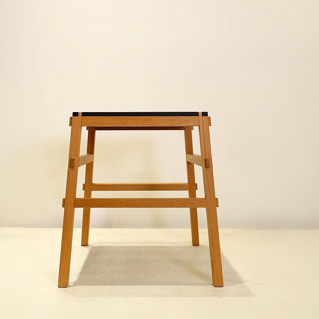 Wabi Sabi - Le design japonais
Les pièces de la gamme Mortaise sont réalisées à partir de fines sections de chêne surmontées de plaques de MDF laquées noires.
Yota Kakuda est né au Japon en 1979. Il a étudié au Royal College of Art et a travaillé