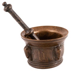 Mortier et pilon. Bronze. 15e siècle.