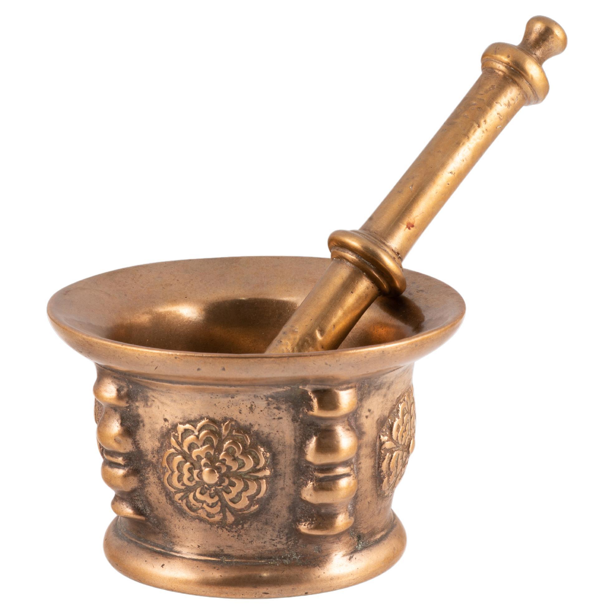 Mortar and pestle. Bronze. 19th century.