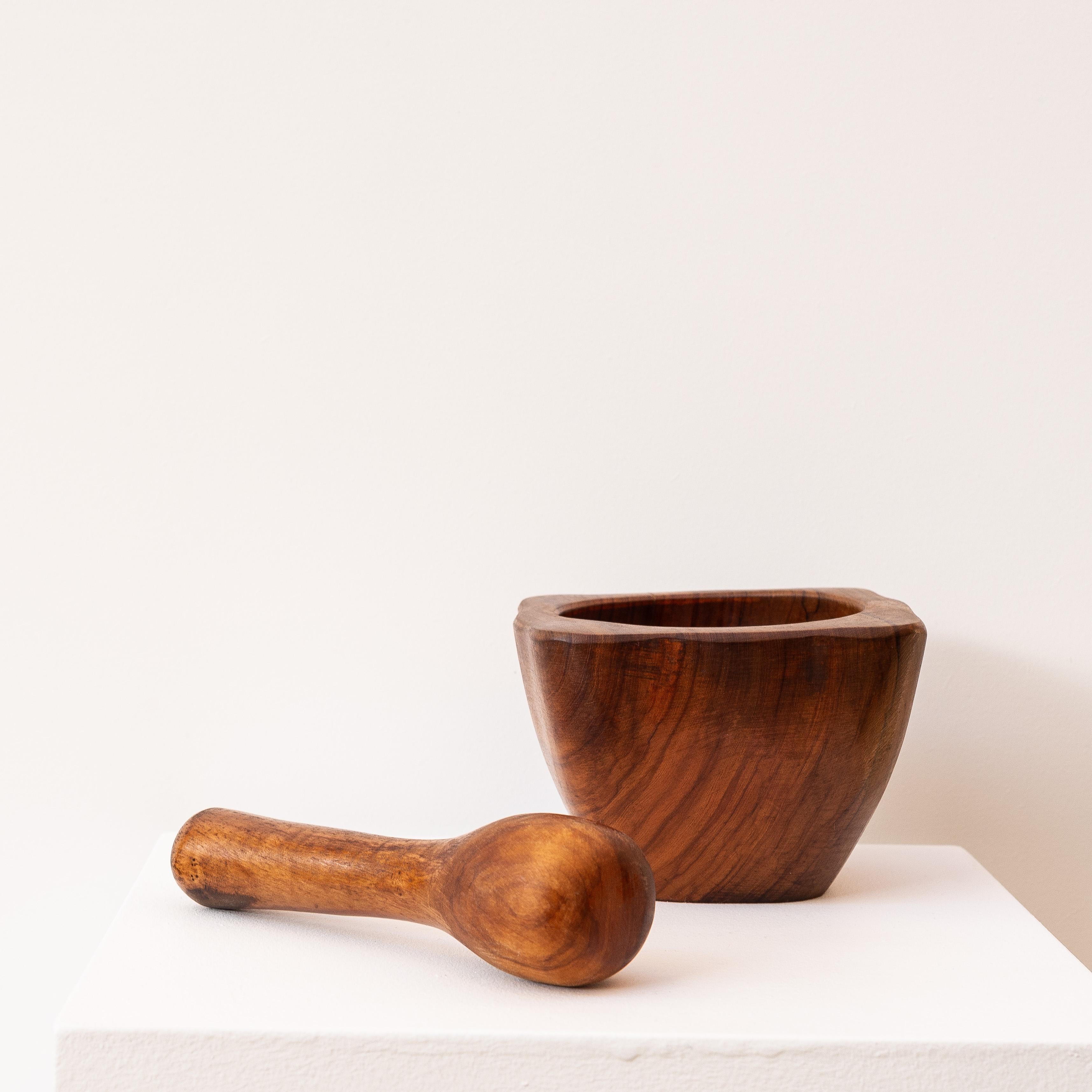 Juego de mortero y maja en madera de olivo, Francia Años 60 en venta 2