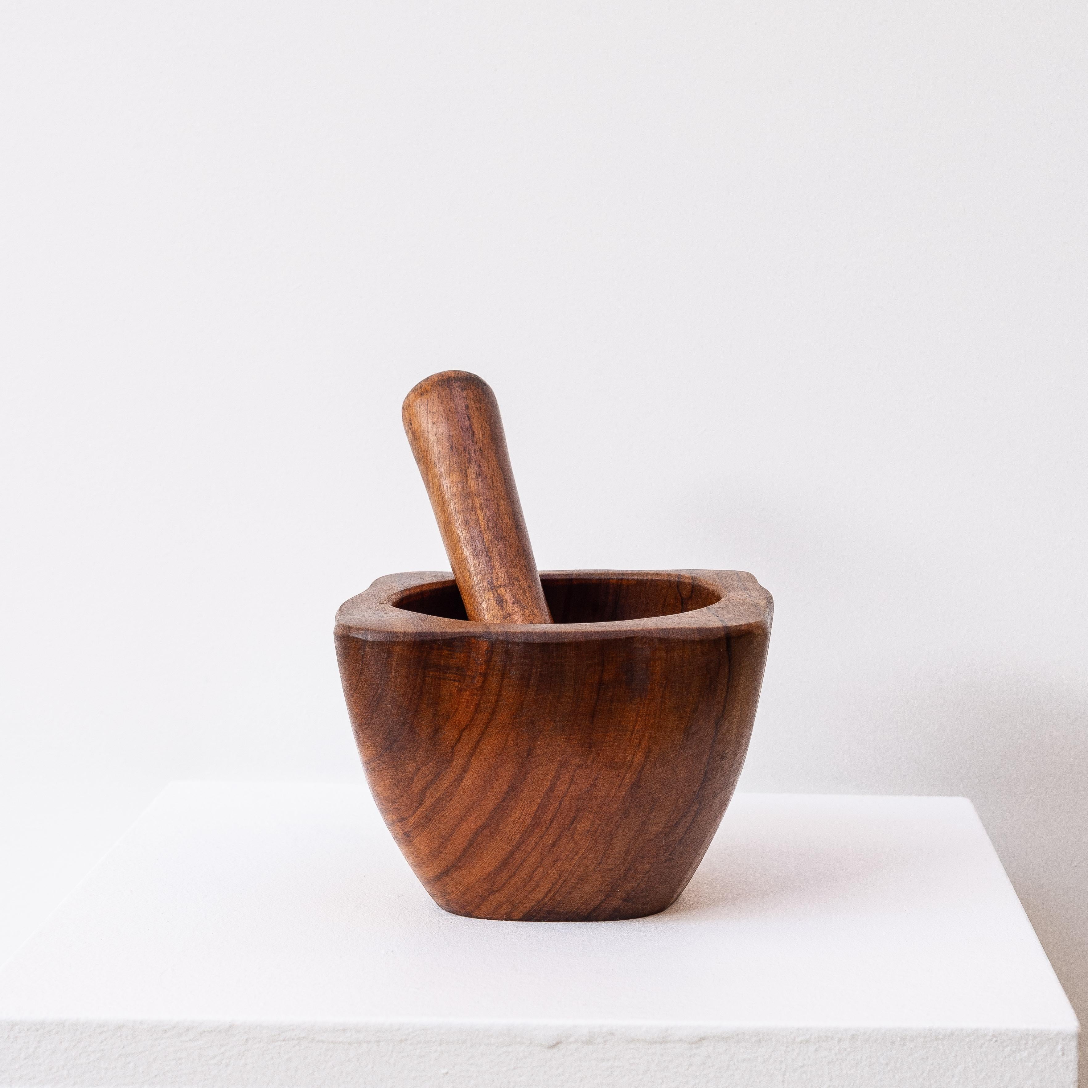 Juego de mortero y maja en madera de olivo, Francia Años 60 siglo XX en venta