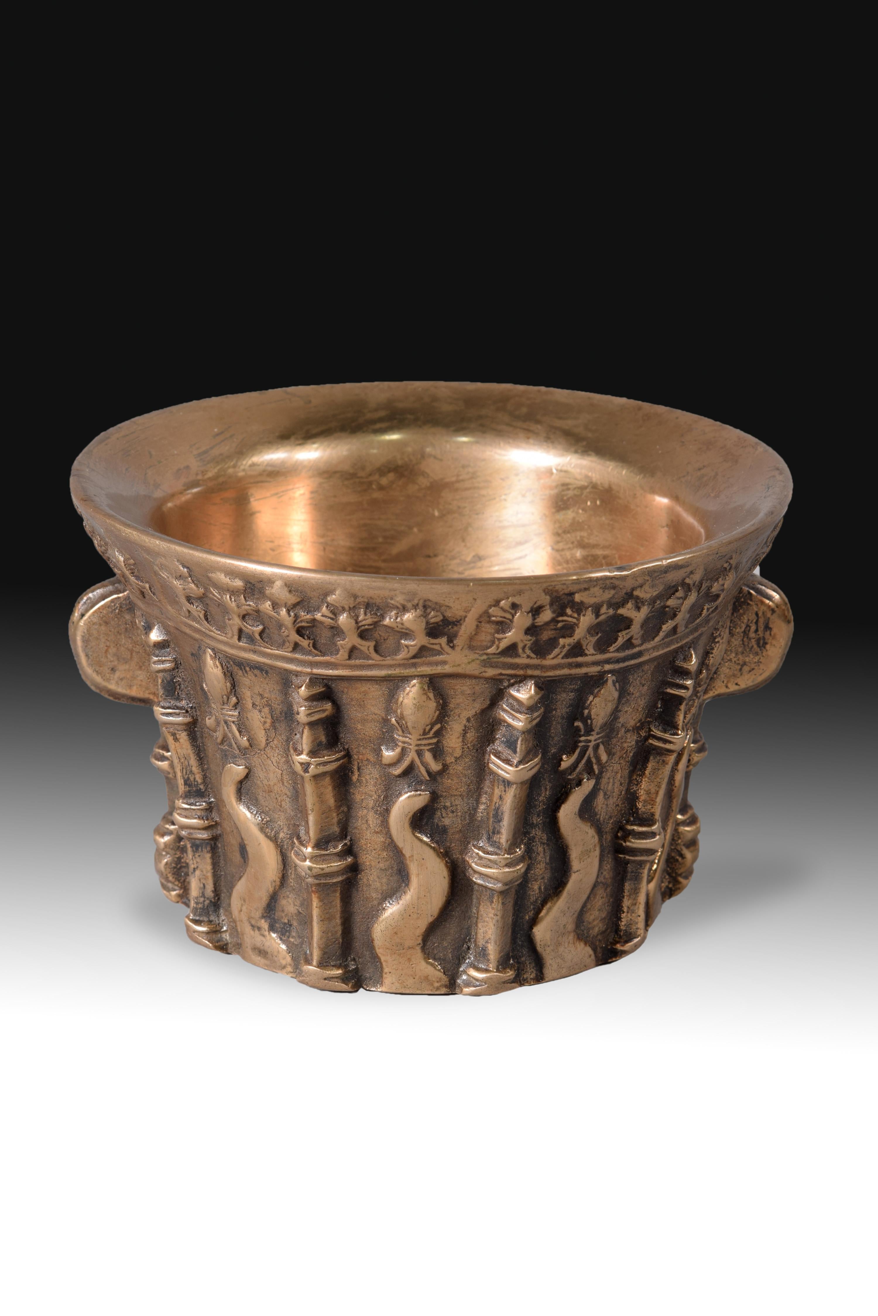 Mortar. Bronze. XVII century. 
 Cylindrical bronze mortar with hollowed-out mouth, two solid semicircular handles on the sides and a relief decoration composed of a band at the top (reminiscent of Gothic crests in rhythm), a band below and a