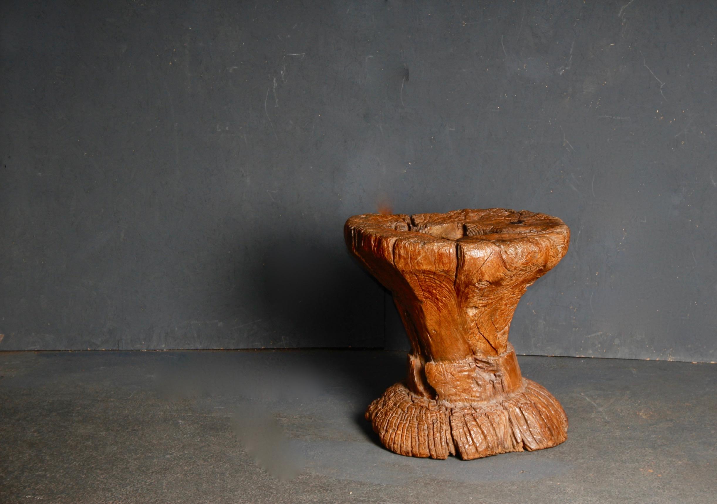 Mortar carved in a probably very old trunk In Good Condition For Sale In grand Lancy, CH