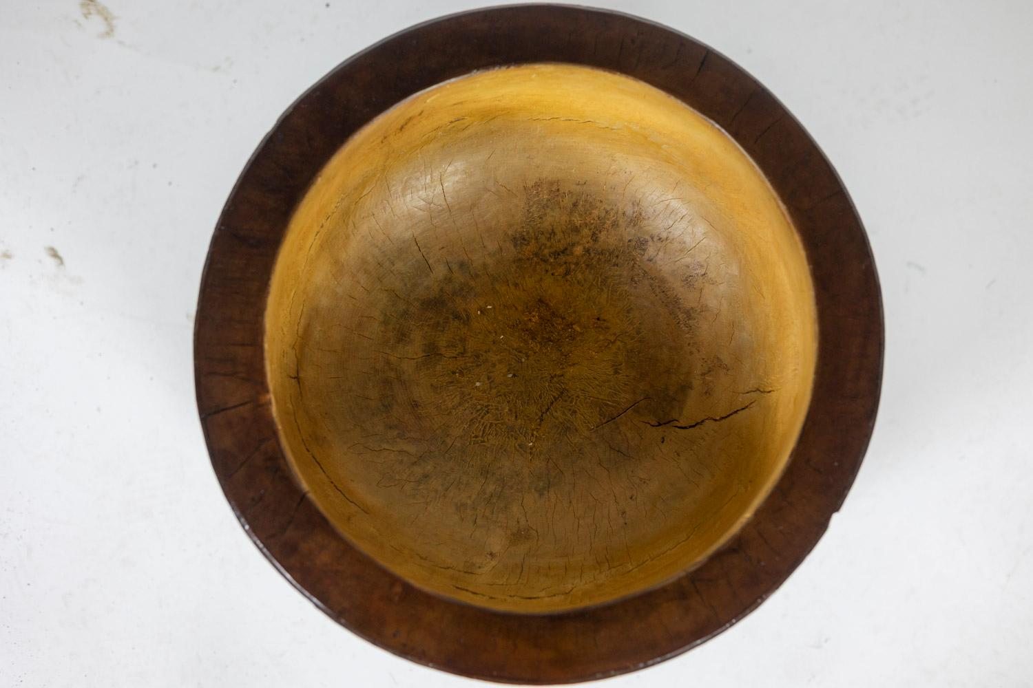Mortar, or empty-pocket, in fruit wood and varnished, circular in shape, with its two decorative triangle.

French work realized in the 1950s.