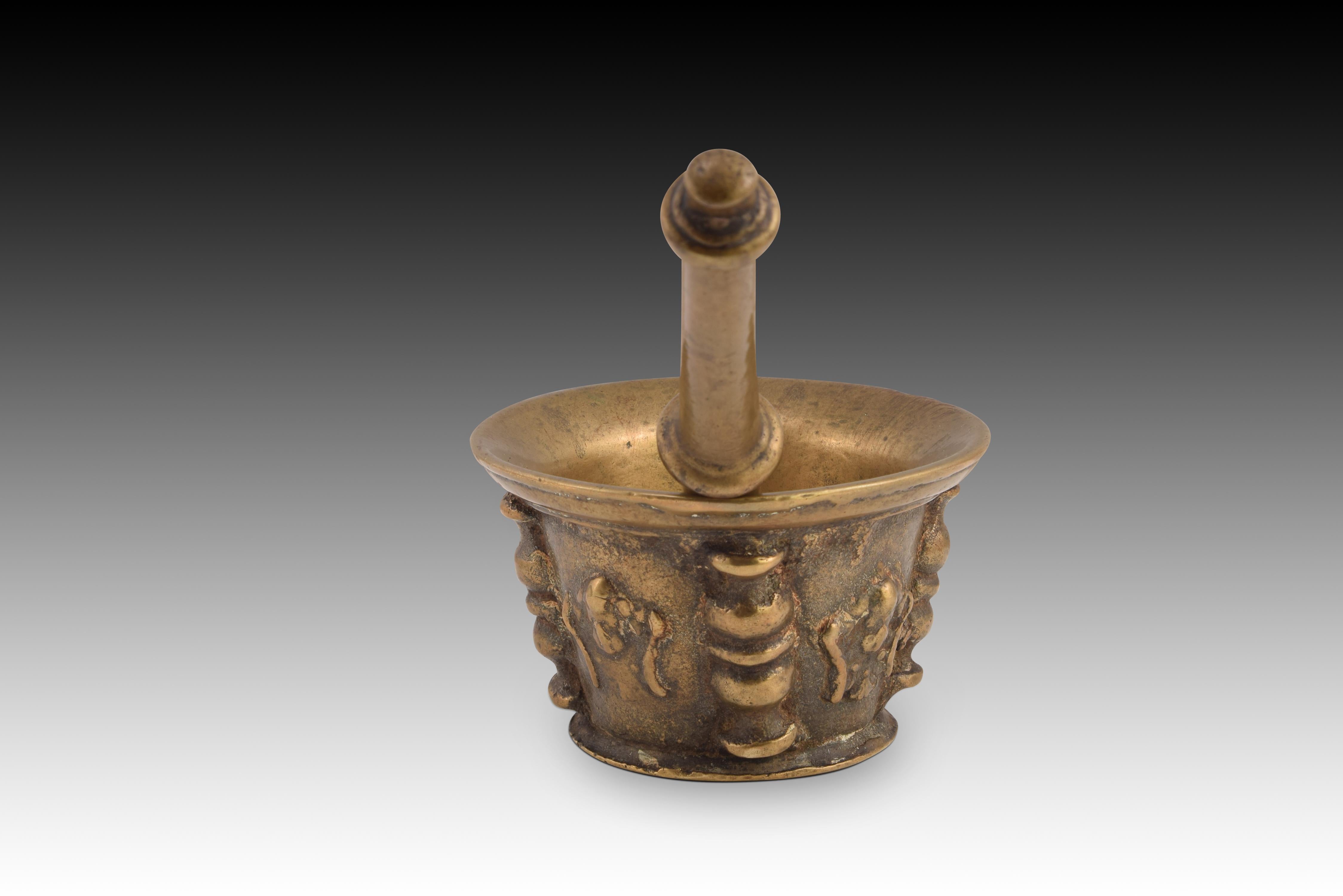 Mortar with pestle. Bronze. Spanish school, 17th century.  In Fair Condition For Sale In Madrid, ES