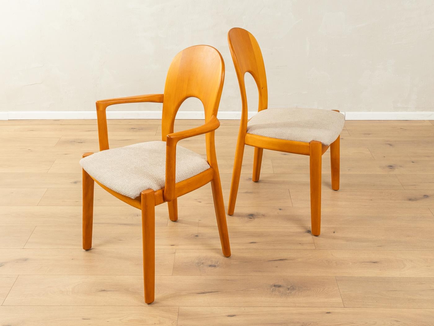 Chaises de salle à manger MORTEN de Niels Koefoed pour Koefoed's Hornslet. Cadre en hêtre massif teinté teck. Les chaises ont été retapissées et recouvertes d'un tissu beige de grande qualité. L'offre comprend quatre chaises.

Caractéristiques de