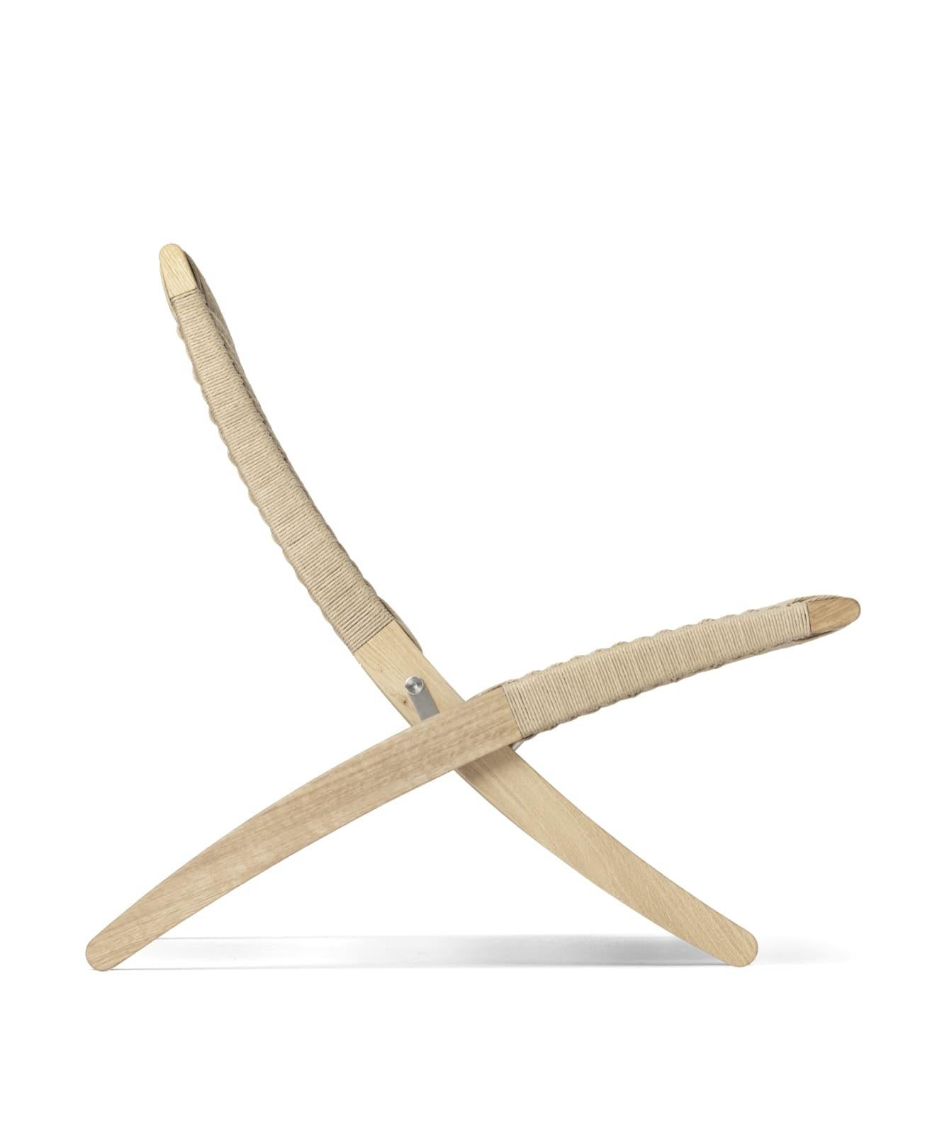 Der MG501 Cuba Chair, 1997 von Morten Gøttler entworfen, bringt zusätzliche Sitzgelegenheiten auf ein neues Niveau. Er bietet ein ideales Gleichgewicht zwischen Form und Funktion und erhebt das Konzept des Klappstuhls. Es zeichnet sich durch eine