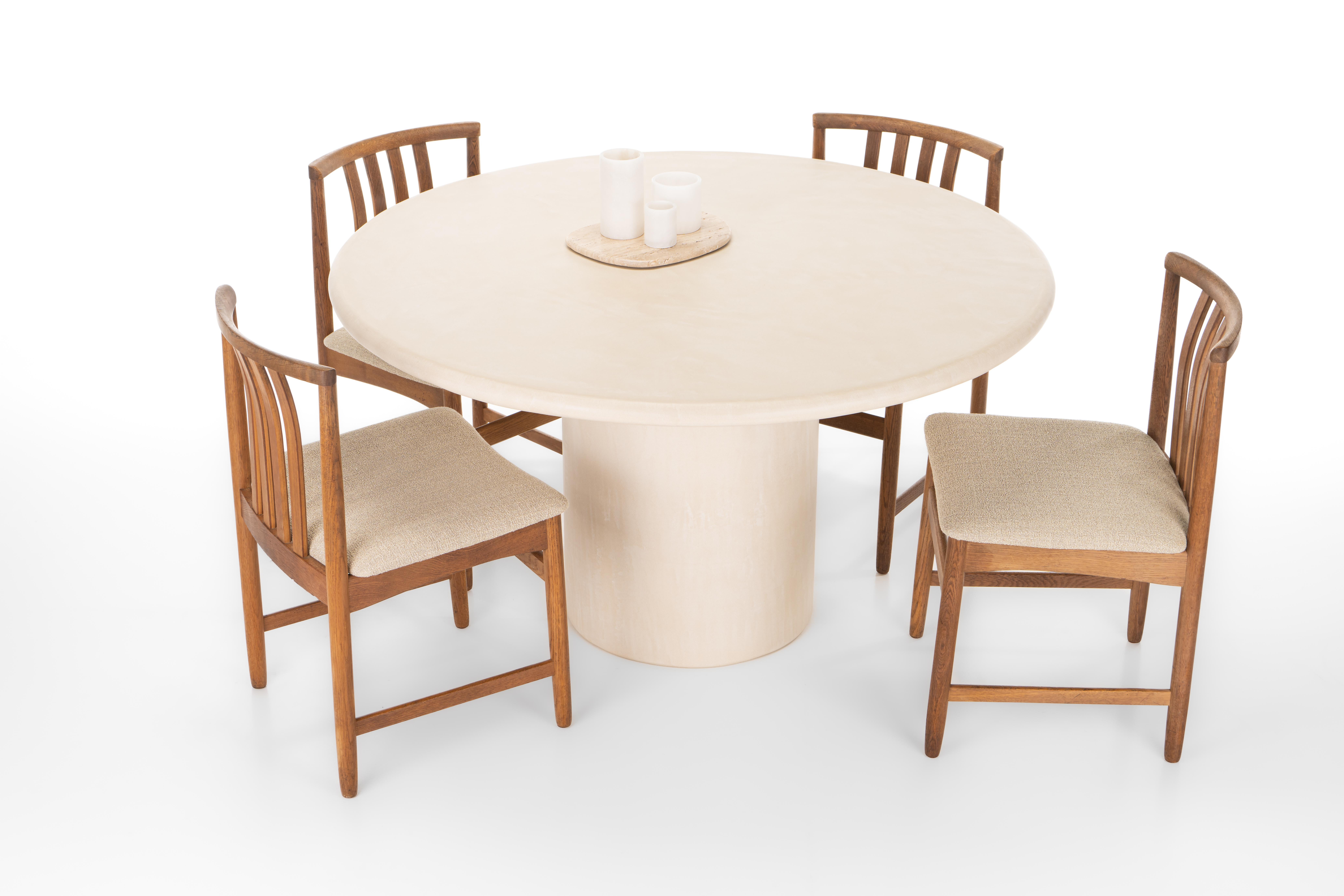 Belge Table de salle à manger ronde en plâtre naturel colonne 120 d' Isabelle Beaumont en vente