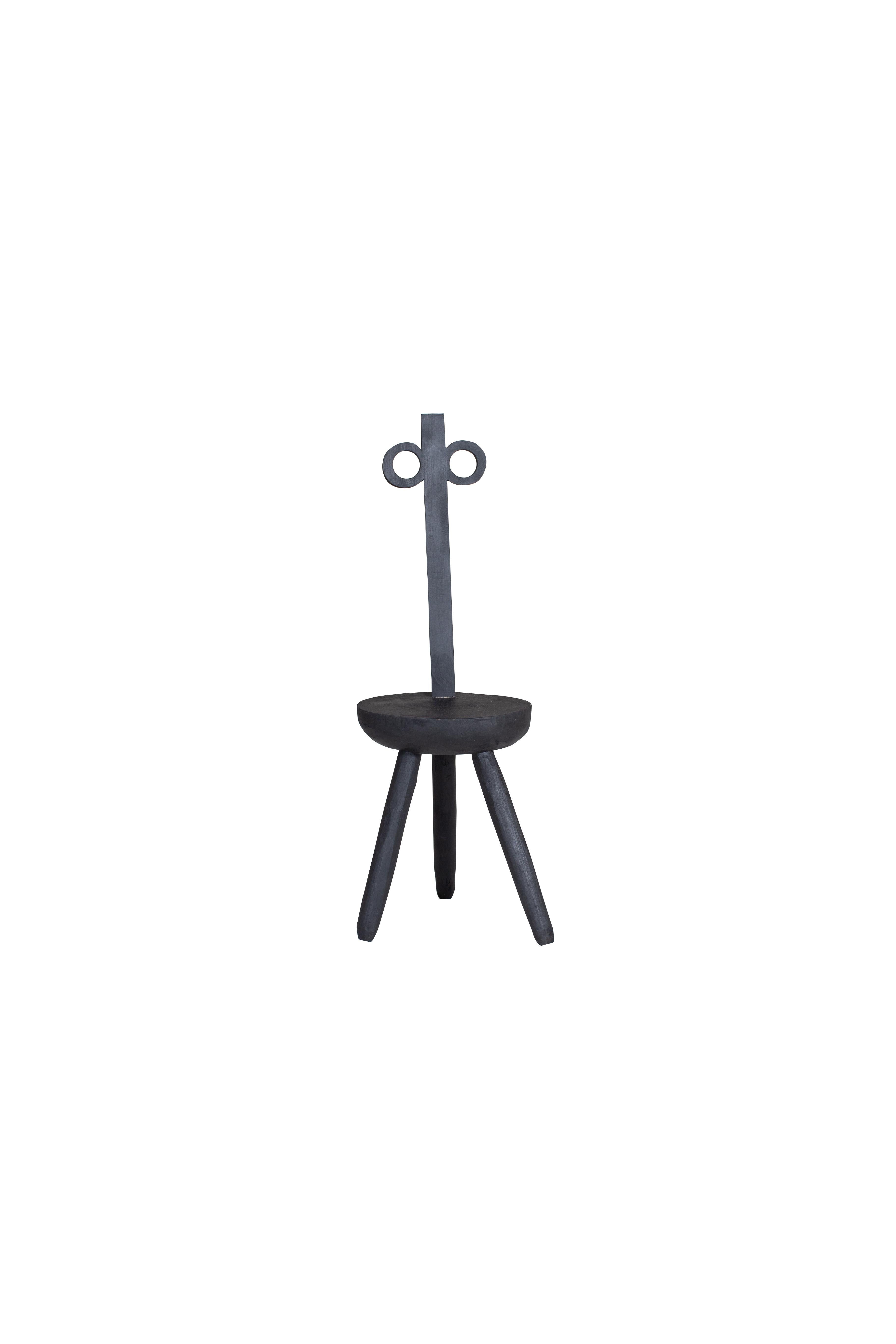 Morticia: schwarzer Stuhl von Pulpo
Entworfen von Vasilica lsacescu & Nadja Zerunian.
Abmessungen: T 30 x B 26 x H 95 cm.
MATERIALIEN: Holz.

Auch in Rosa erhältlich. Bitte kontaktieren Sie uns. 

SCHRECKLICH. WOODY. CRAFT.
Gestatten Sie