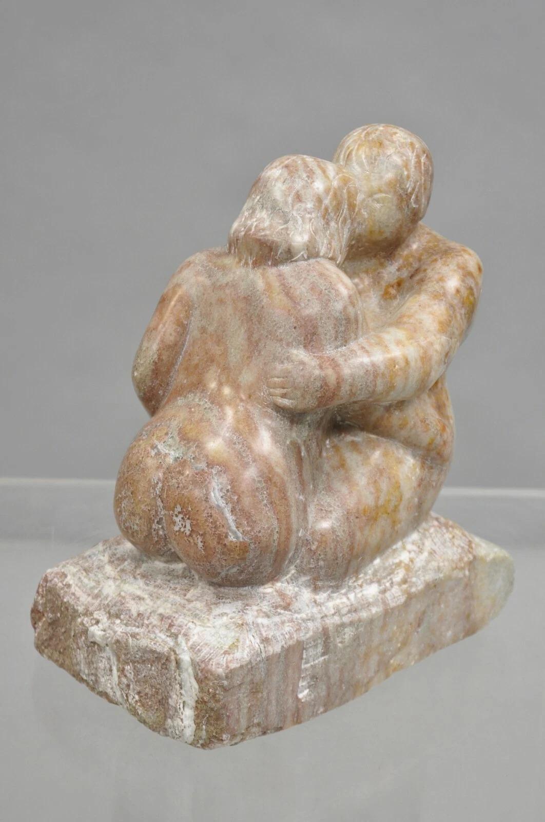 Morton Gaffin „Liebespaar umarmen“ Modernistische geschnitzte Aktskulptur aus Alabastermarmor, Morton Gaffin (Sonstiges) im Angebot
