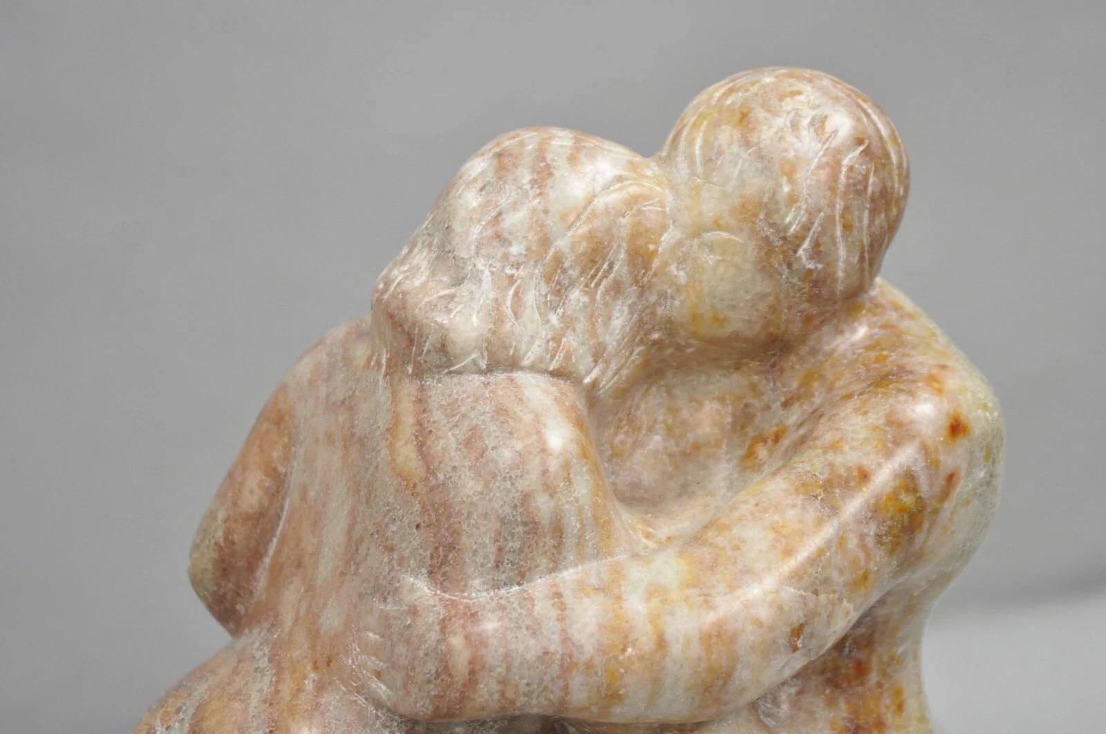 Morton Gaffin „Liebespaar umarmen“ Modernistische geschnitzte Aktskulptur aus Alabastermarmor, Morton Gaffin (Unbekannt) im Angebot
