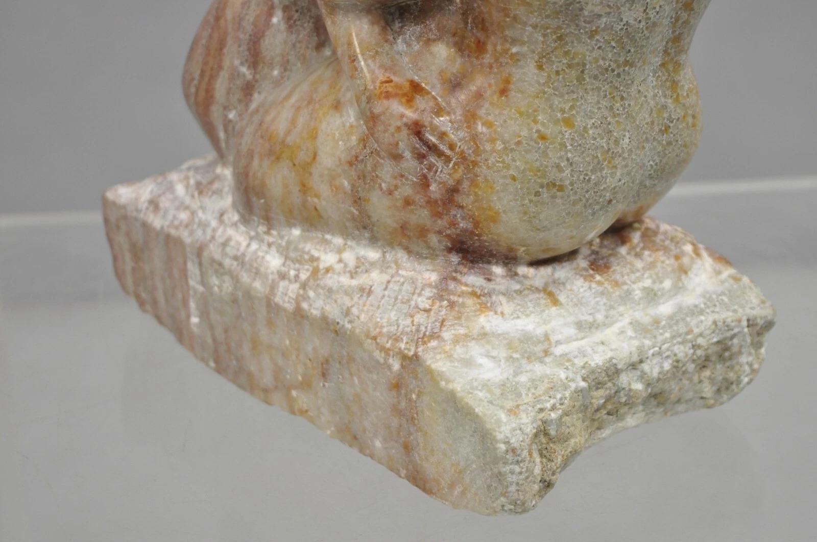 Morton Gaffin „Liebespaar umarmen“ Modernistische geschnitzte Aktskulptur aus Alabastermarmor, Morton Gaffin (20. Jahrhundert) im Angebot