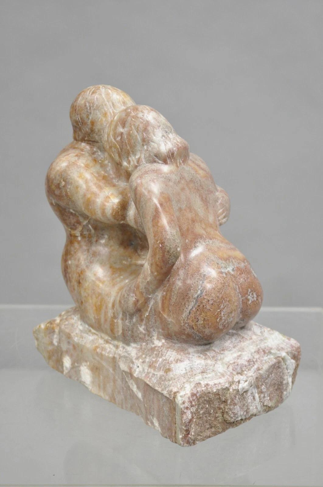 Morton Gaffin „Liebespaar umarmen“ Modernistische geschnitzte Aktskulptur aus Alabastermarmor, Morton Gaffin im Angebot 1