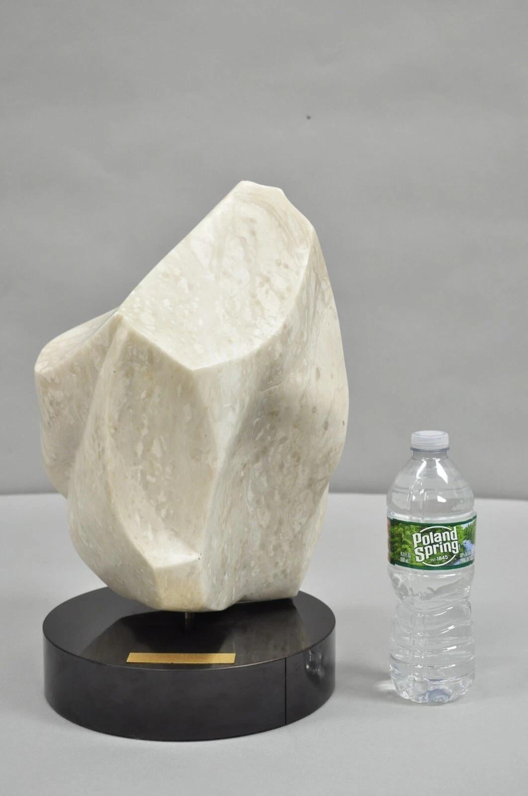 Morton Gaffin Untitled 1992 Sculpture abstraite moderniste en albâtre blanc sculpté sur piédestal tournant. Nous n'avons pas trouvé d'informations répertoriées sur l'artiste 