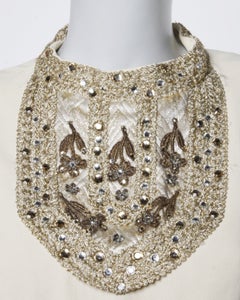 Vestido tipo peto de seda metalizada con pedrería de Morton Myles, de los años 60