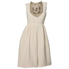 Vestido tipo peto de seda metalizada con pedrería de Morton Myles, de los años 60