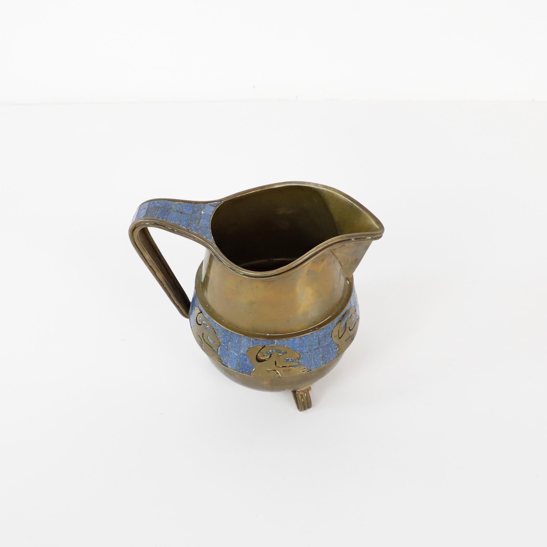 Wir bieten diesen fantastischen Krug aus Mosaik und Messing von Salvador Teran in gutem Zustand um 1960 an.

Über Salvador Teran: Geboren in Taxco, (1920-1974) lernte bei William Spratling im Rancho 