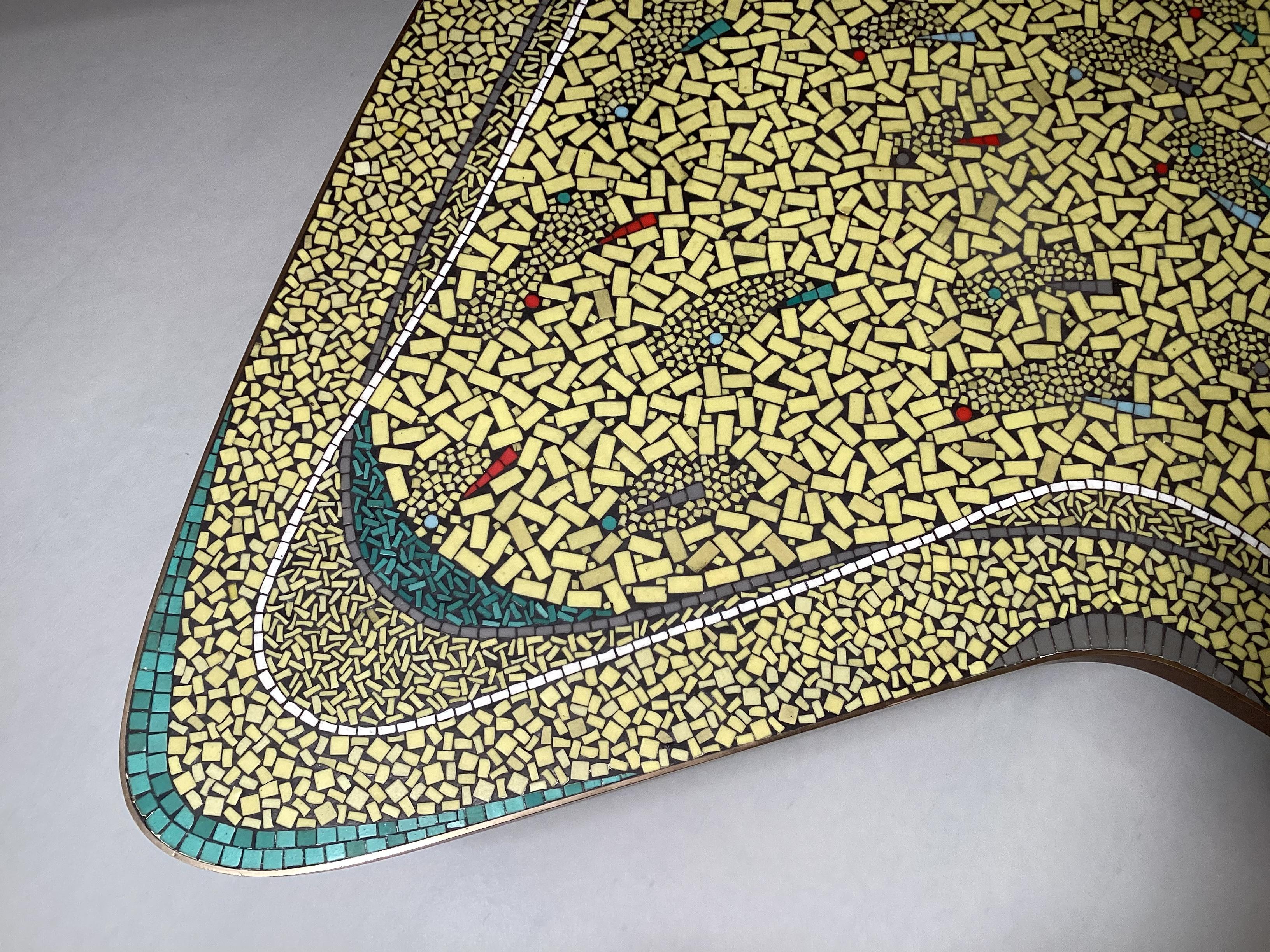 Sehr seltener und schöner einzigartiger Mosaik-Kaffeetisch aus den 50er Jahren vom Schöpfer und Designer Berthold Muller. 
Der Tisch hat eine sehr seltene Farbe und Form ( wie ein Bumerang ). in einem sehr guten Zustand.