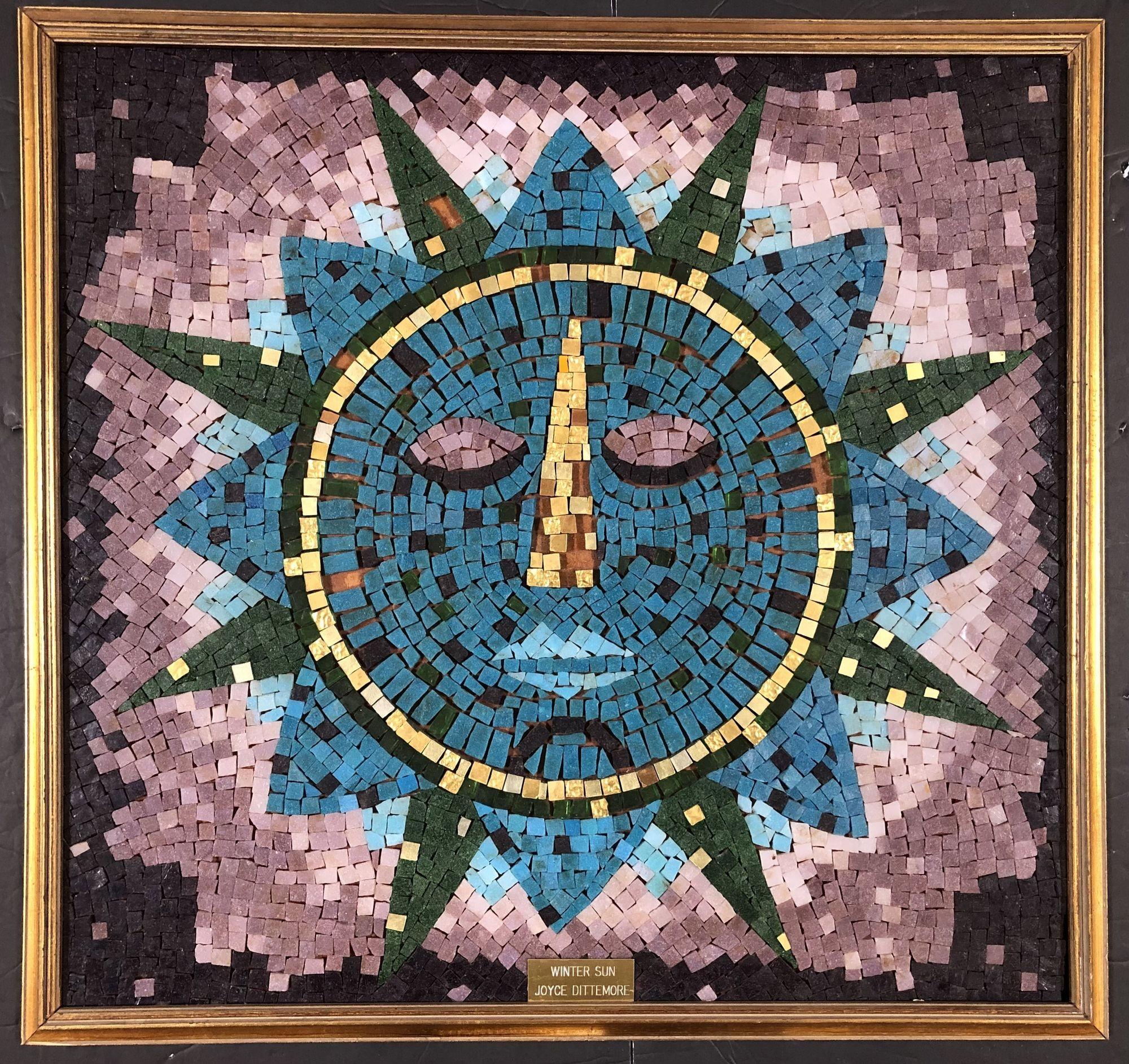 Mosaik Wand Kunstwerk Skulptur Intarsien aus bunten squniteuare Felsen, Farben wie blau, Farbverläufe von rosa und lila, und blau. In der Mitte des Bildes befindet sich eine Sonnenfigur mit einem traurigen Gesicht und einer gelben Nase. Das Mosaik