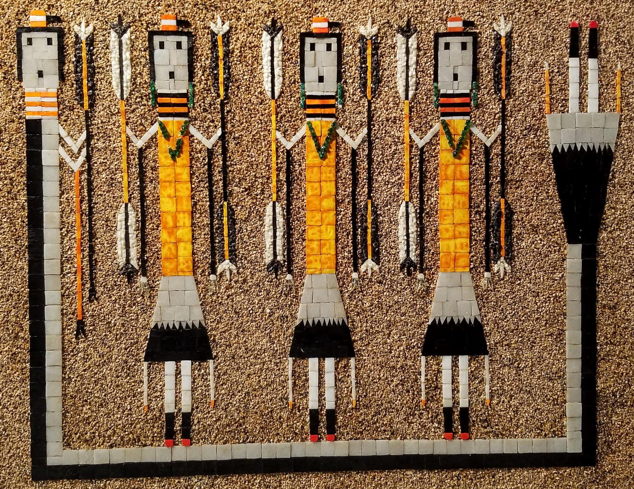 Panneau mural en mosaïque de peinture sur sable Navajo représentant les Yei Dancers, gardiens de l'arc-en-ciel mythologiques Navajo, créé dans les années 1960 dans un format non traditionnel dans un studio de Tehachapi. La Californie.
L'artiste a