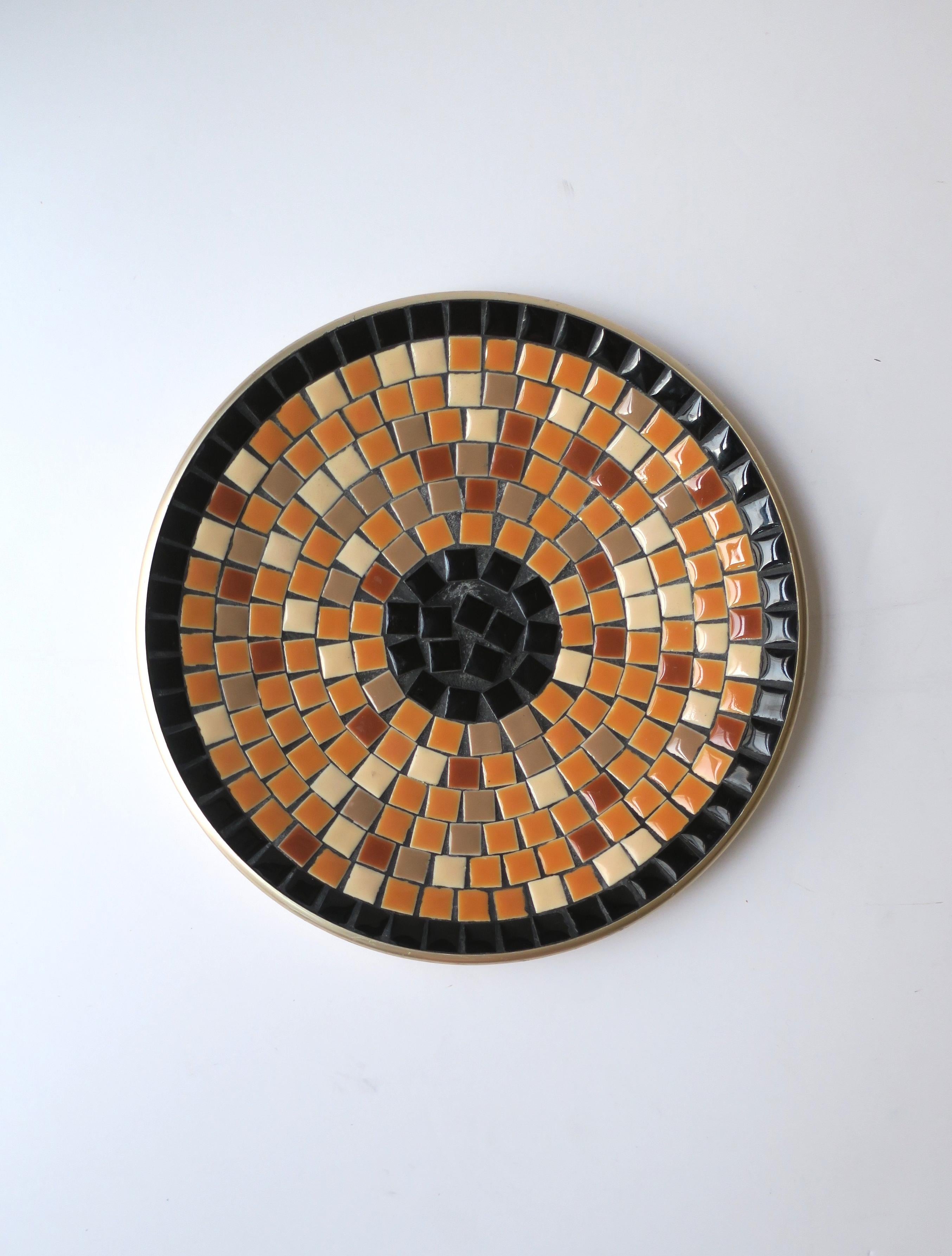 A very beautiful Mid-Century Modern round tile mosaic dish vide-poche catchall, circa 1960s. Dish is designed with black, and terracotta glazed ceramic tiles and black grout. A beautiful standalone piece on a cocktail table, etc., or as a vide-poche