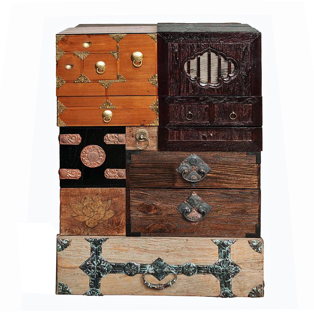 A chest with five drawers, by New York interior designer Vicente Wolf.

This one of a kind drawer chest was created by New York interior designer Vicente Wolf with rare hardware and wood finishes he personally curated during his travels around the