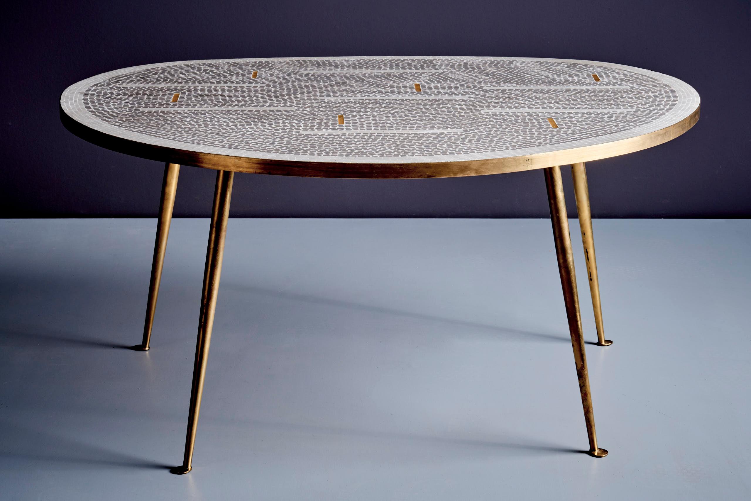Einzigartiger organisch geformter Mosaik-Couchtisch mit Beinen aus Messing des deutschen Designers Berthold Müller.
Dieses außergewöhnliche Stück zeichnet sich durch eine einzigartig geformte Tischplatte aus, die mit einem komplizierten Mosaik aus