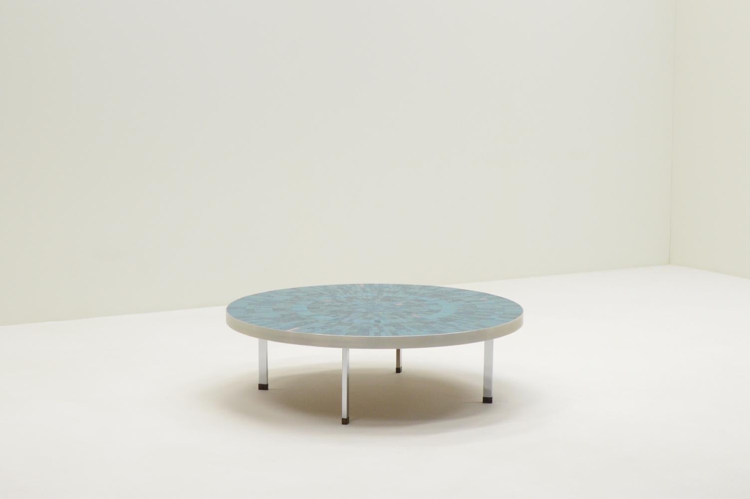 Mosaik-Couchtisch von Berthold Müller-Oerlinghausen, 1960er Jahre Deutschland. Hergestellt in seiner eigenen Mosaikwerkstatt Berthold Müller-Oerlinghausen. Runder Couchtisch mit einer gebürsteten Aluminiumkante und einer Einlage aus verschiedenen