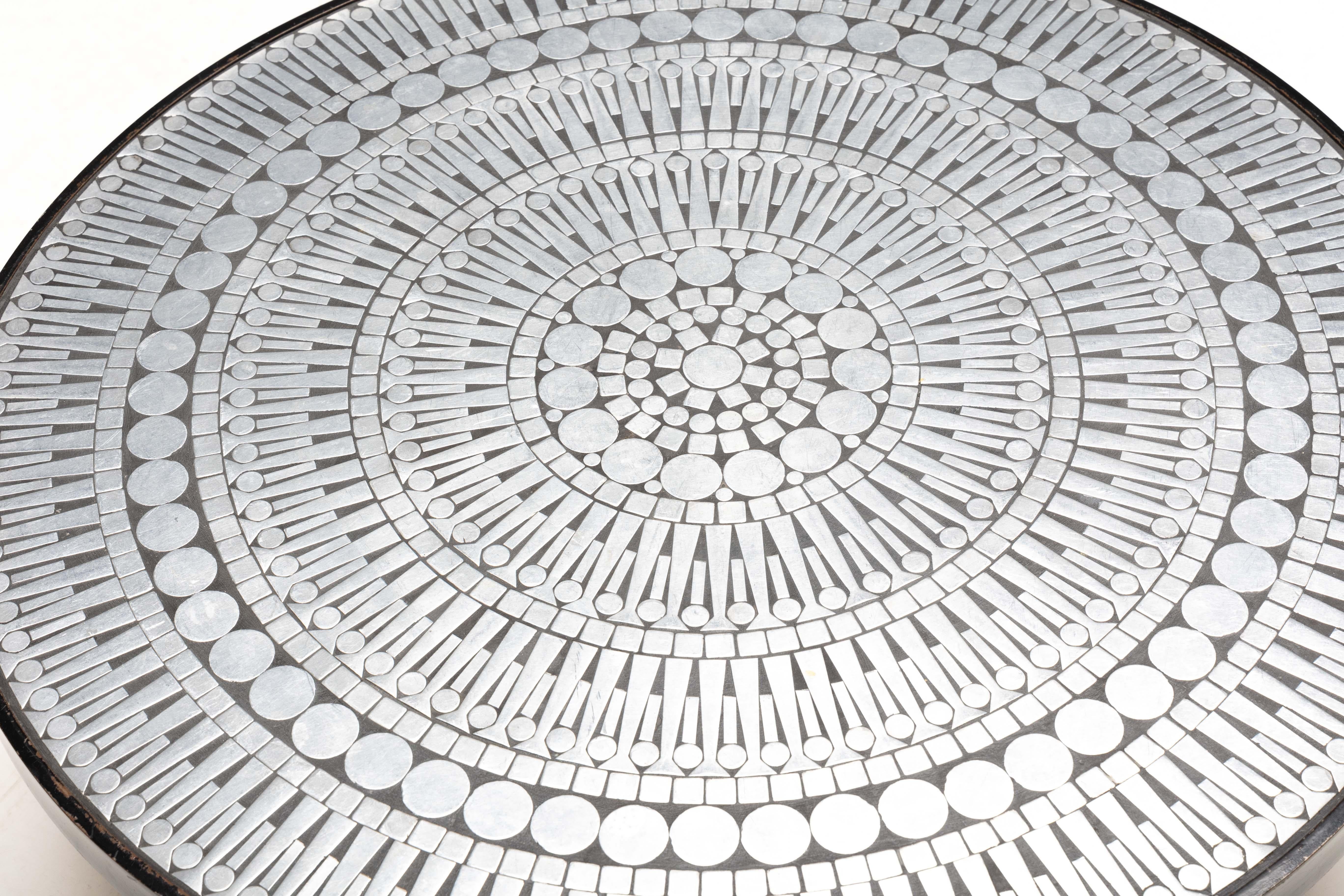 Raf Verjans; Cocktailtisch; Couchtisch; Belgien; Aluminium; Mosaik; Stahl;

Vom belgischen Bildhauer Raf Verjans entworfener Cocktailtisch mit exquisitem Aluminiummosaik. Das geometrisch gemusterte Mosaik ist in eine glänzende Harzoberfläche