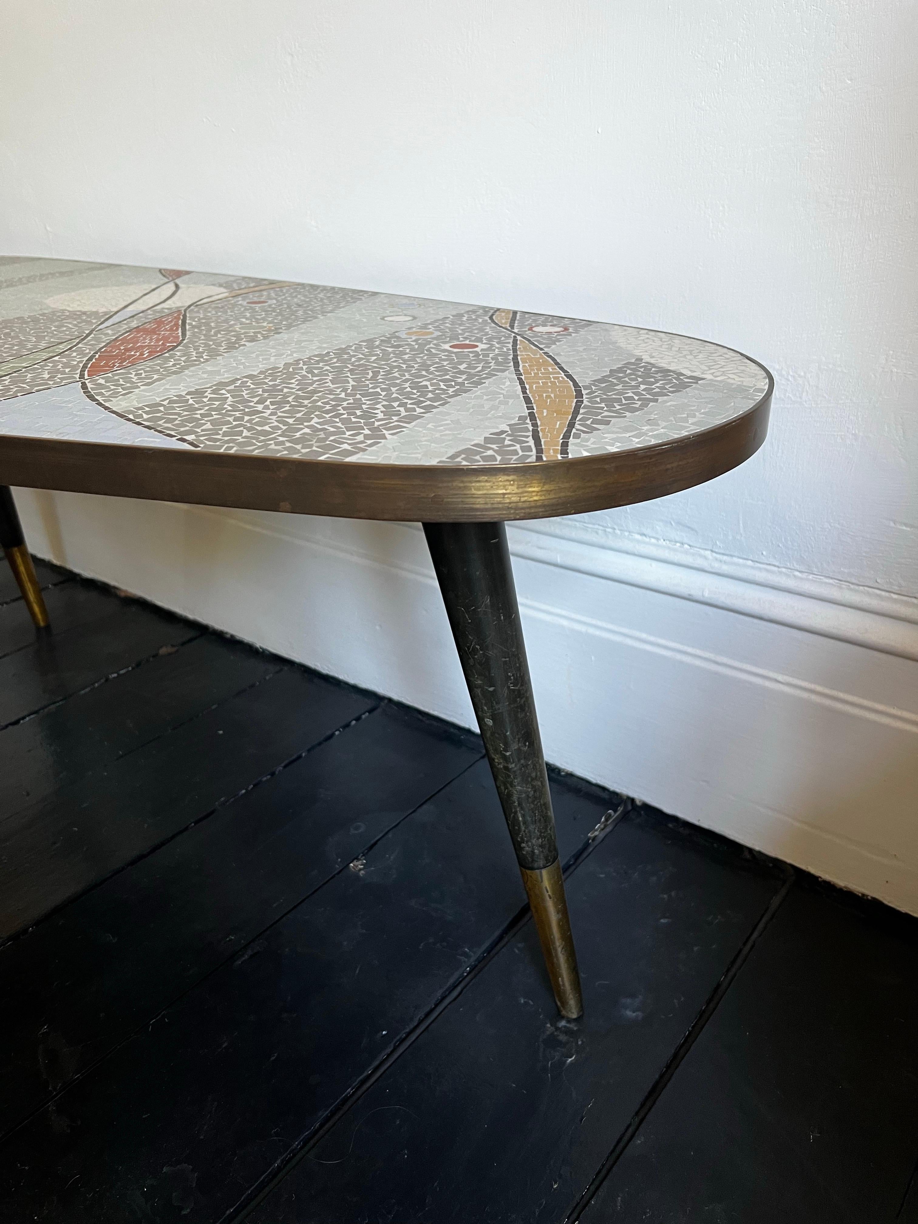 Table basse en mosaïque aux tons pastel et gris en vente 2