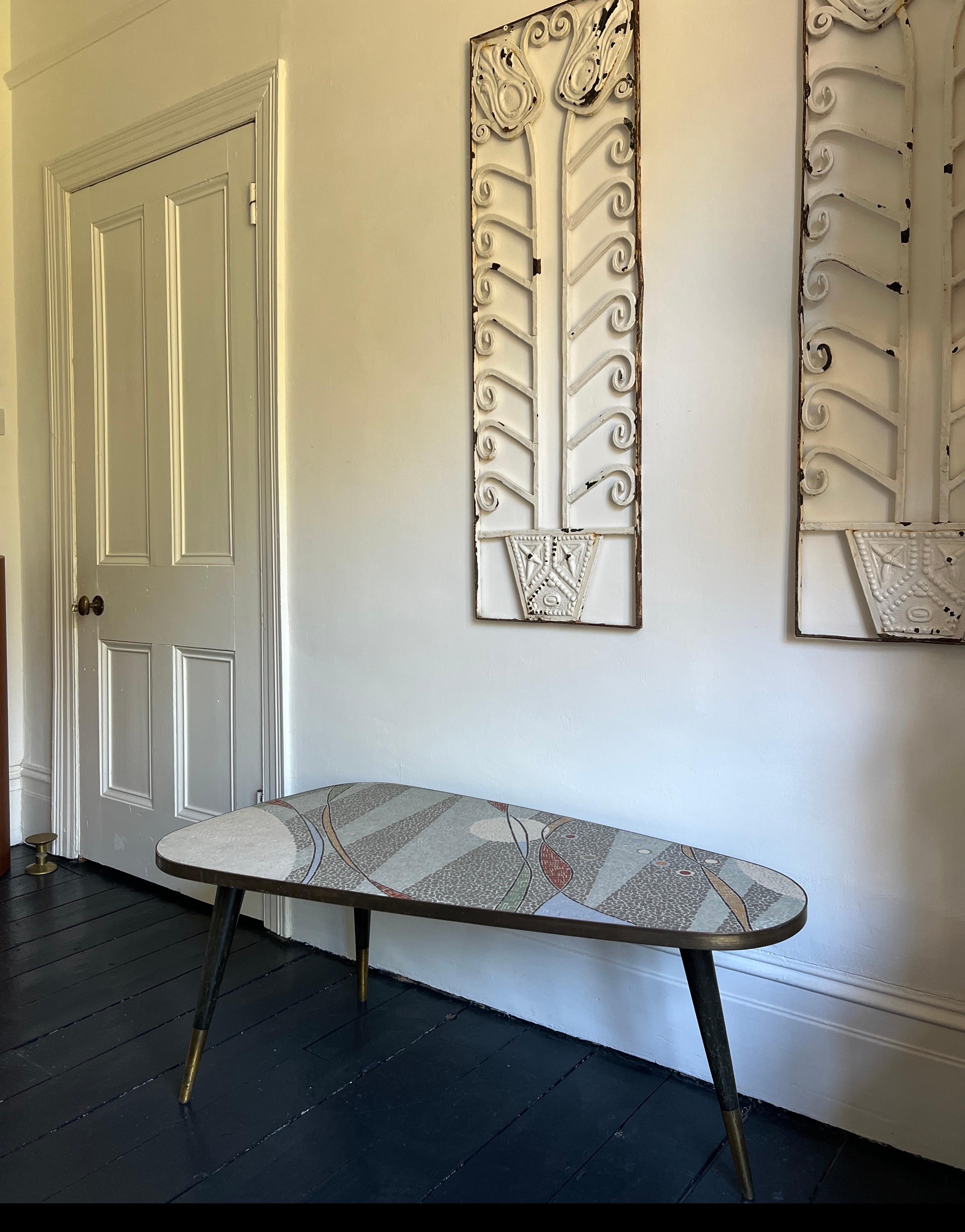Table basse en mosaïque aux tons pastel et gris en vente 5