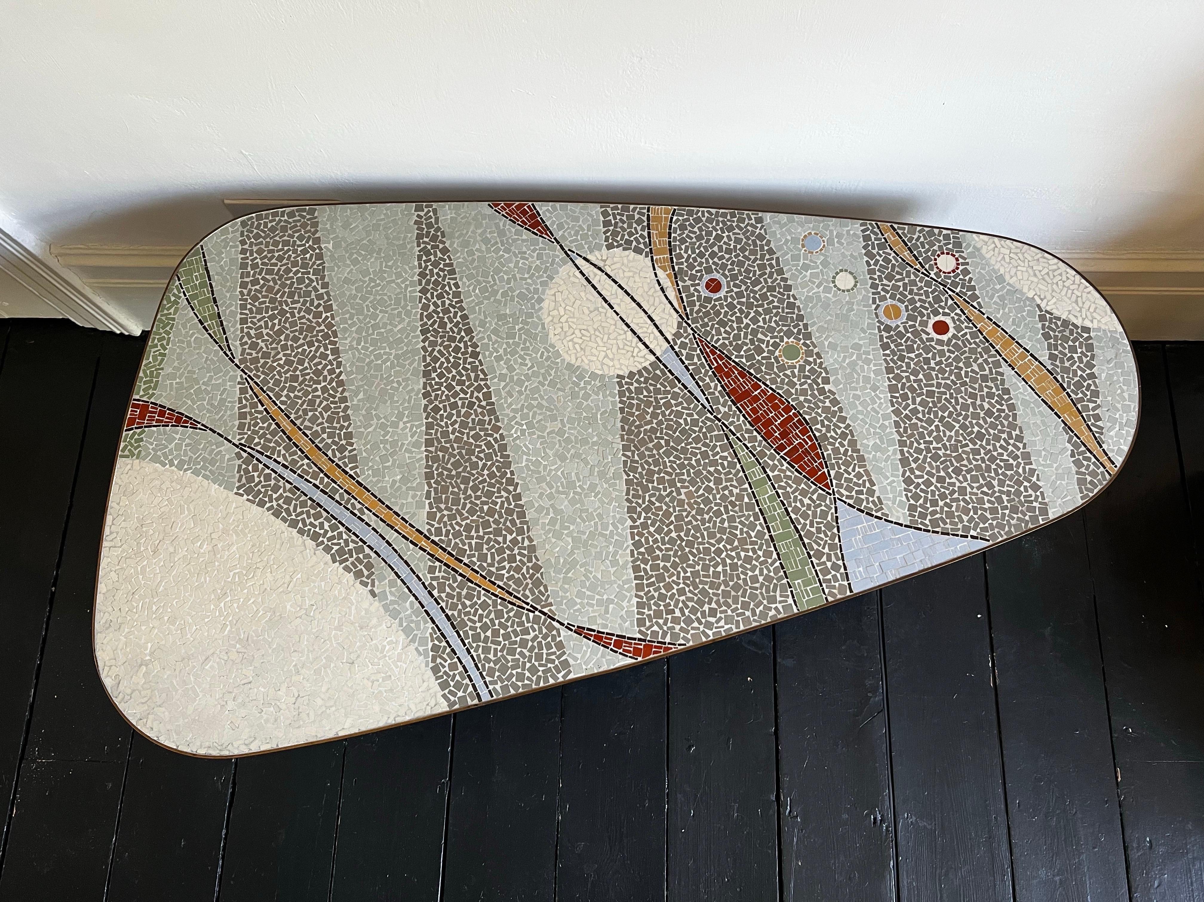 Allemand Table basse en mosaïque aux tons pastel et gris en vente