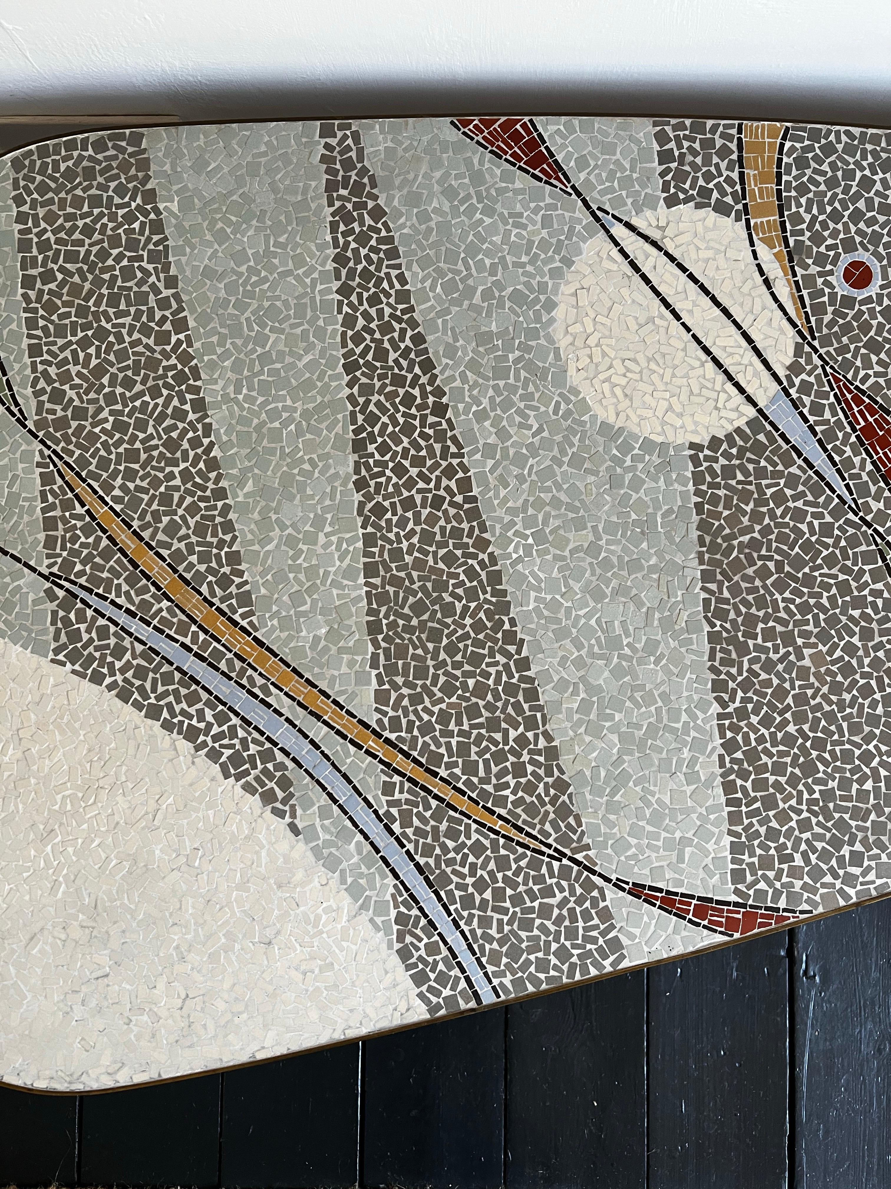 20ième siècle Table basse en mosaïque aux tons pastel et gris en vente