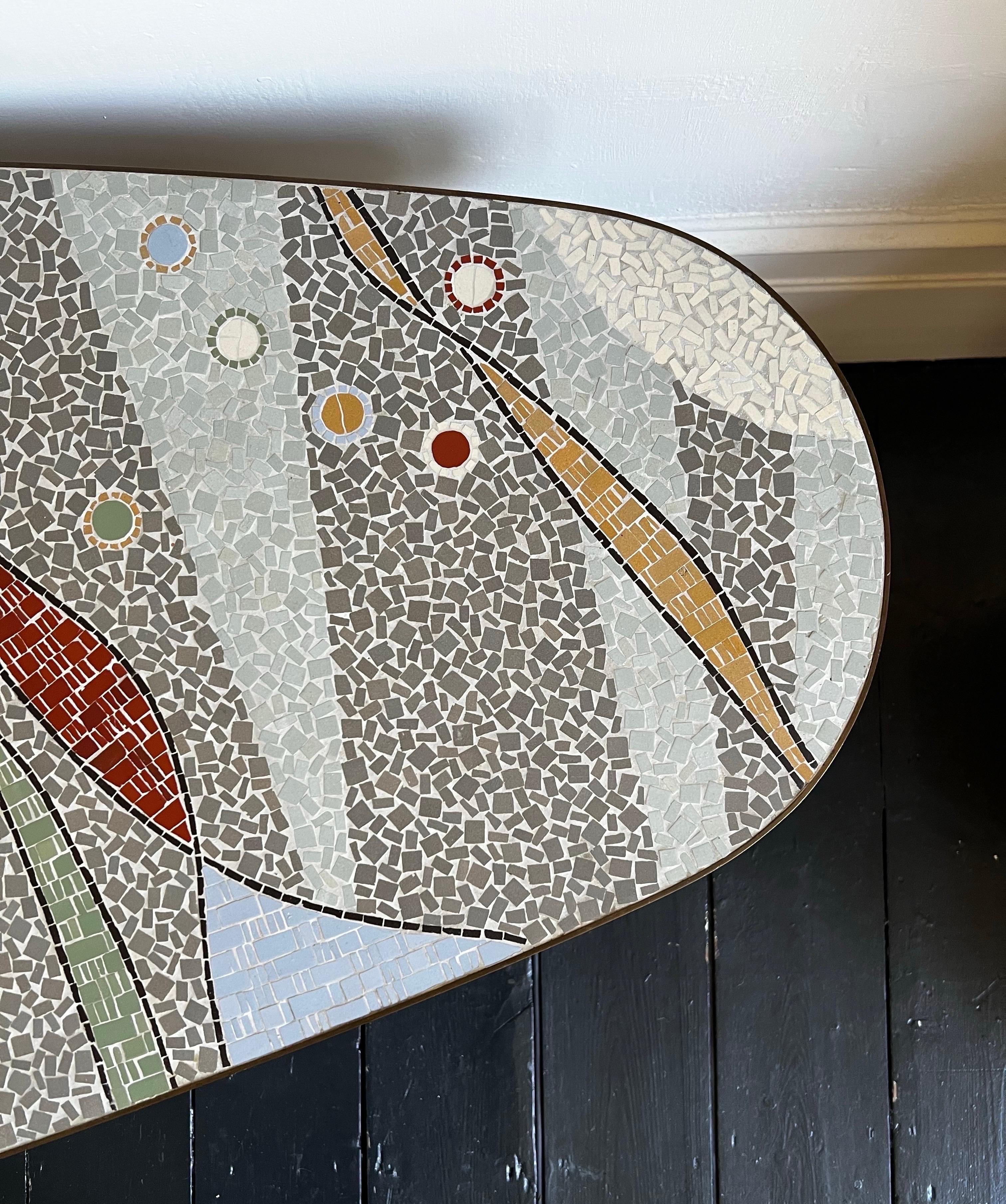 Table basse en mosaïque aux tons pastel et gris en vente 1