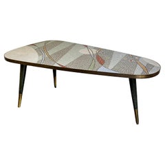 Mesa baja de mosaico en tonos pastel y grises