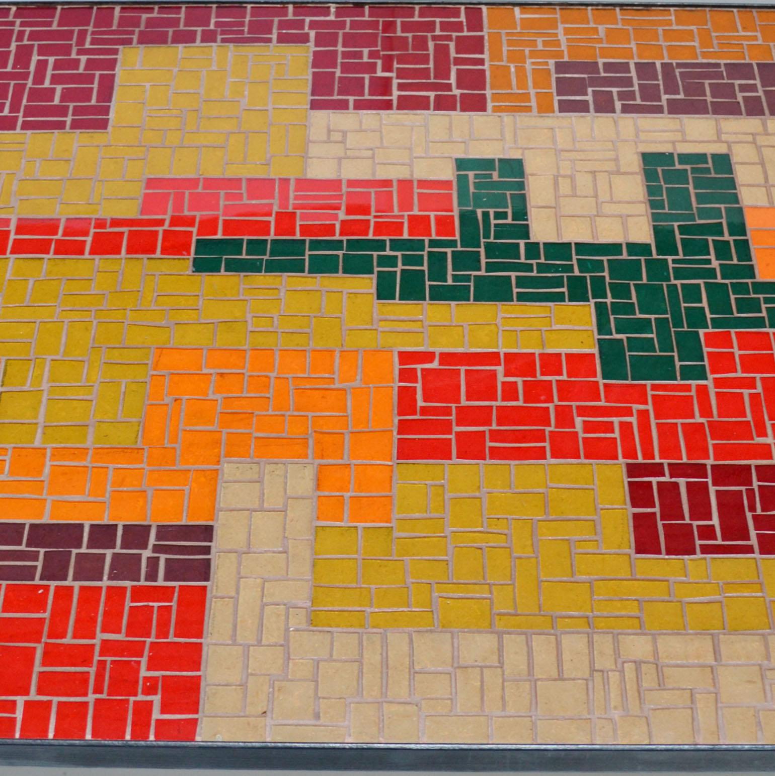 Table basse en mosaïque avec motif abstrait en noir, rouge, orange et ocre en vente 2