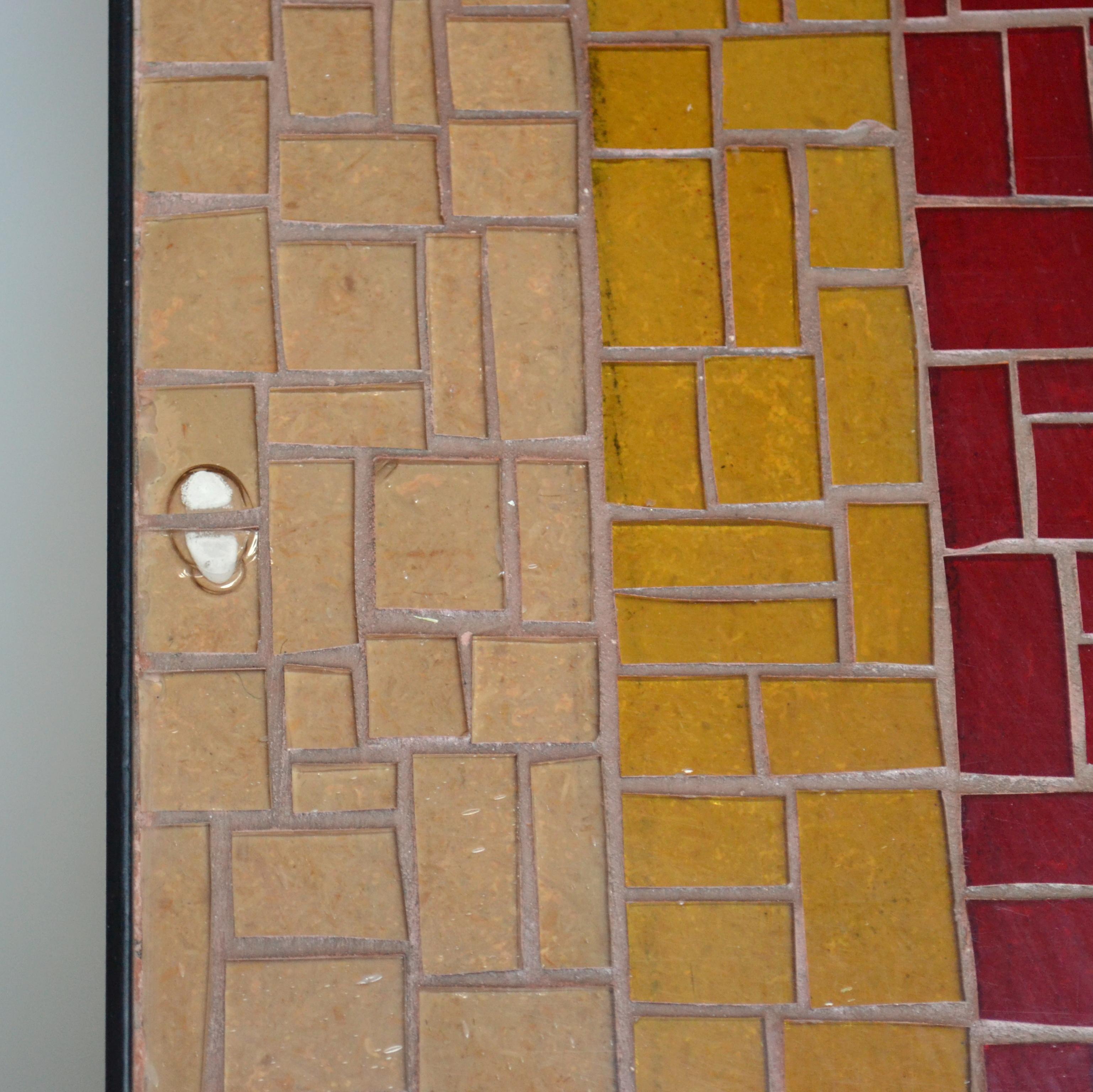 Mosaik-Couchtisch mit abstraktem Muster in Schwarz, Rot, Orange und Ocker im Angebot 4